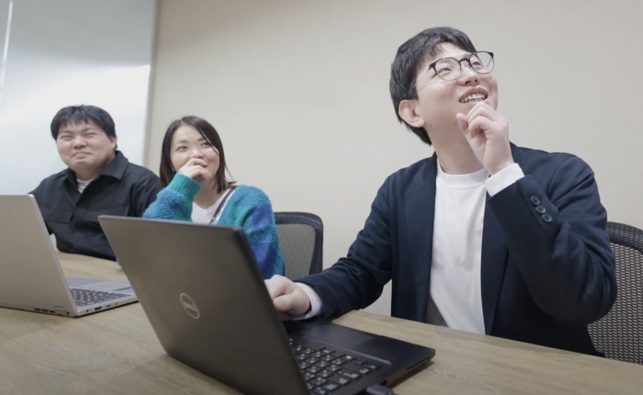 社内では自然と笑顔が溢れるような社員も見えます。
全員がお互いのコンフォートゾーンを守りながら仕事をするので、肩肘はらずにやるべきことに集中できる雰囲気の良さも当社の魅力の一つです。