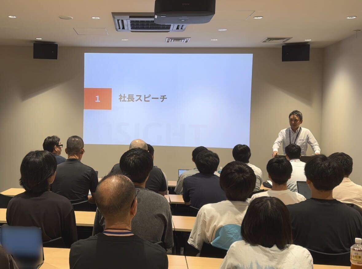 全体会議は月一回開催し、売上や利益を社員に公開したり、コミュニケーションを取る場として活用しています。