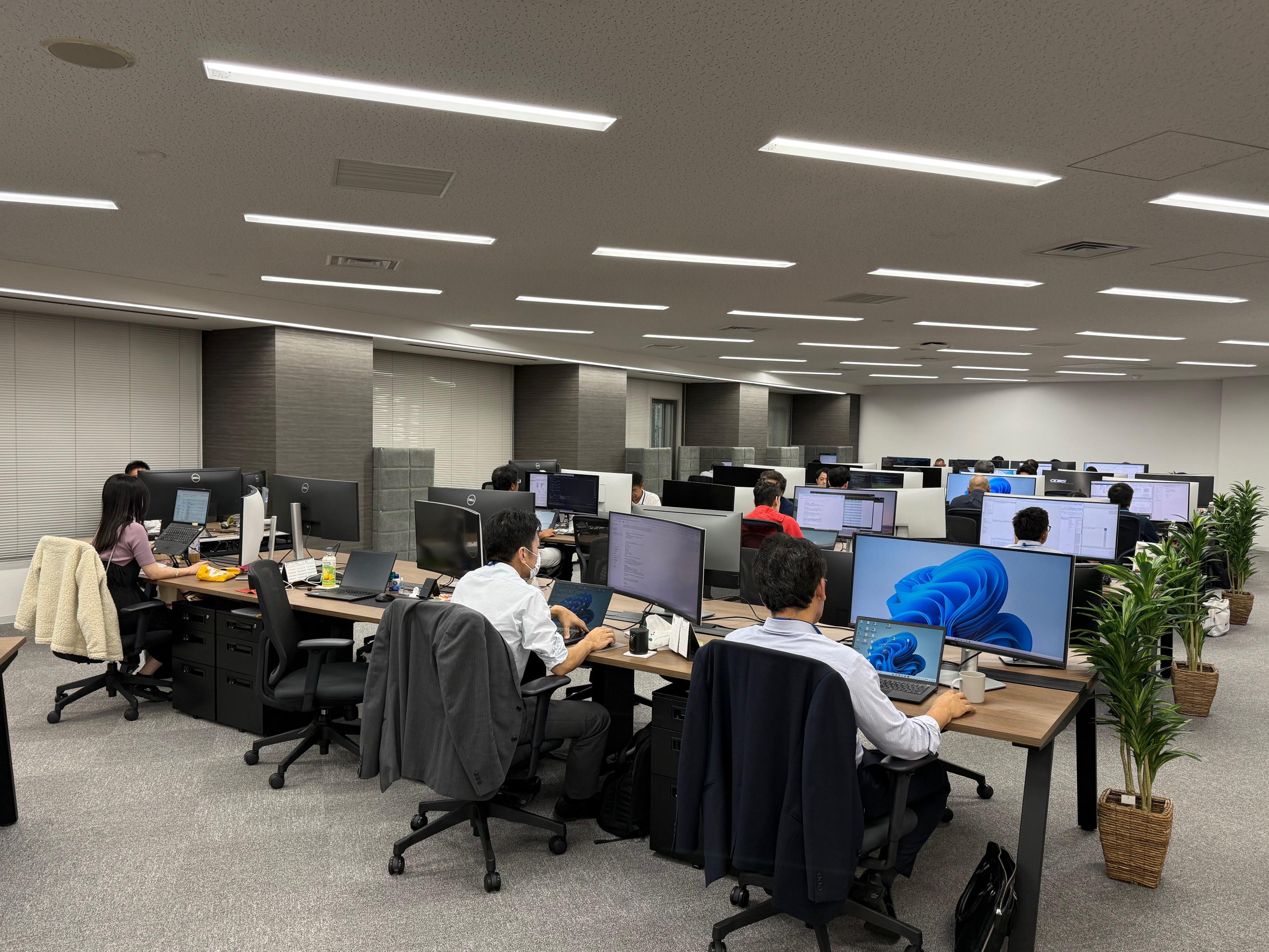 同社はエンジニアにとって働きやすい環境を用意。勤続10年以上の社員が多いのも、その証拠だろう。