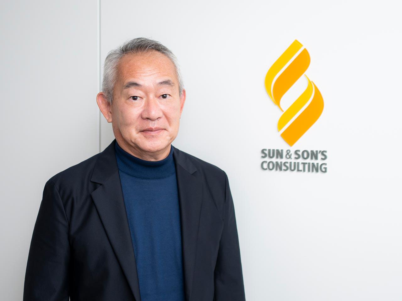 代表の日高氏は、日本アイ・ビー・エムにて当時馴染みのなかったSI契約の担当し、エンジニア・営業として活躍した経歴を持つ。