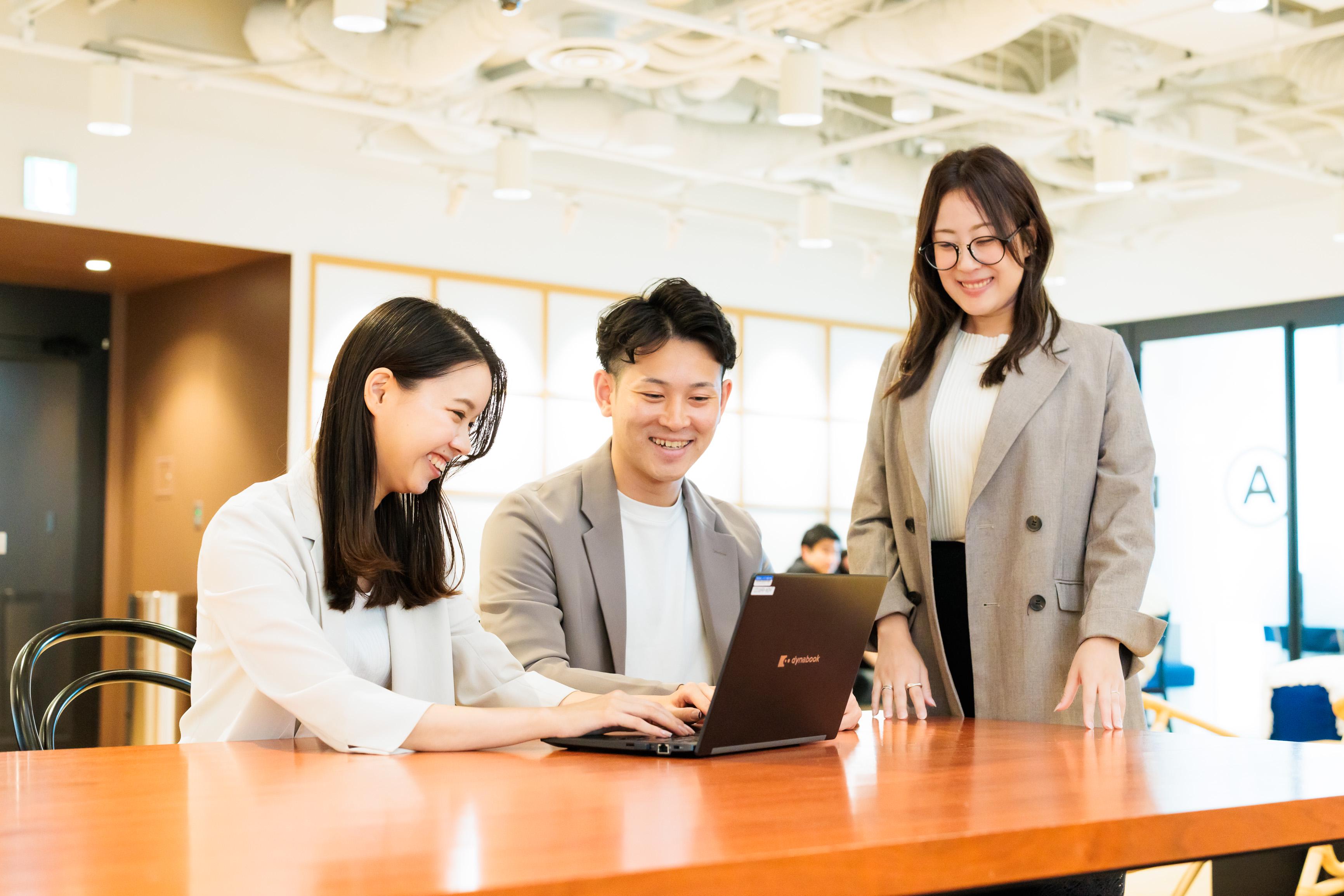 jinjerでは役職や職種に関係なく、お互いが率直にコミュニケーションが取れるカルチャーづくりを意識しています。細かい頻度での1on1の実施、部署横断でのプロジェクト発足など、縦横の連携がしやすいチームとなっています。