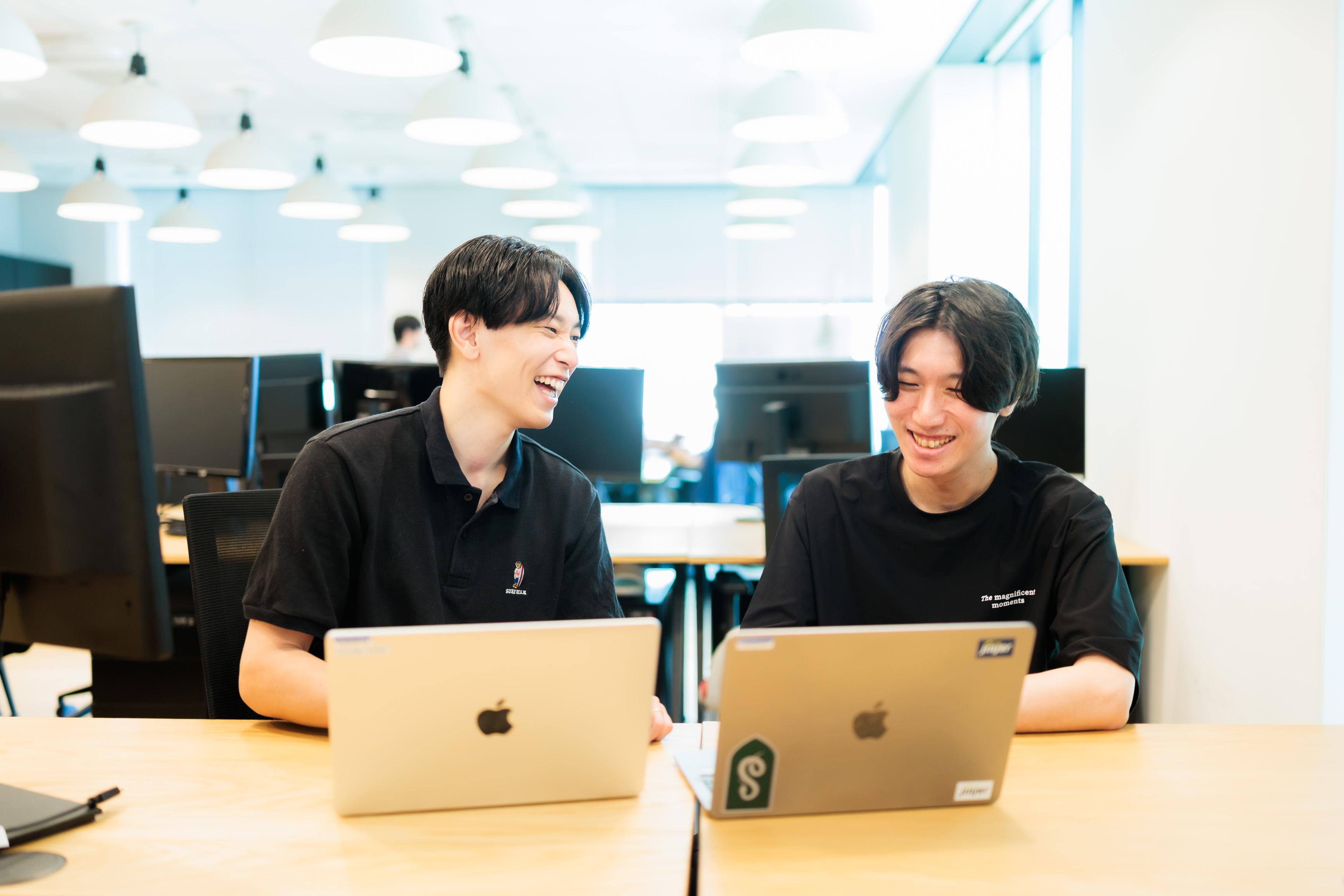 マーケ、セールス、開発と職種問わず、10→100の拡大フェーズで部長格以上と近い距離で携わりながら、事業のコア部分に従事し、自身の成長にもつながる経験を積むことができます。