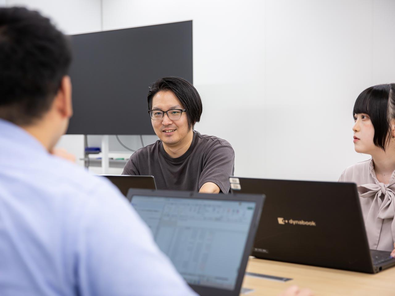 大手SIerとのパートナーシップを基盤に、公共・金融系の安定案件に加えてDX推進など新たな領域へ事業を拡大している。