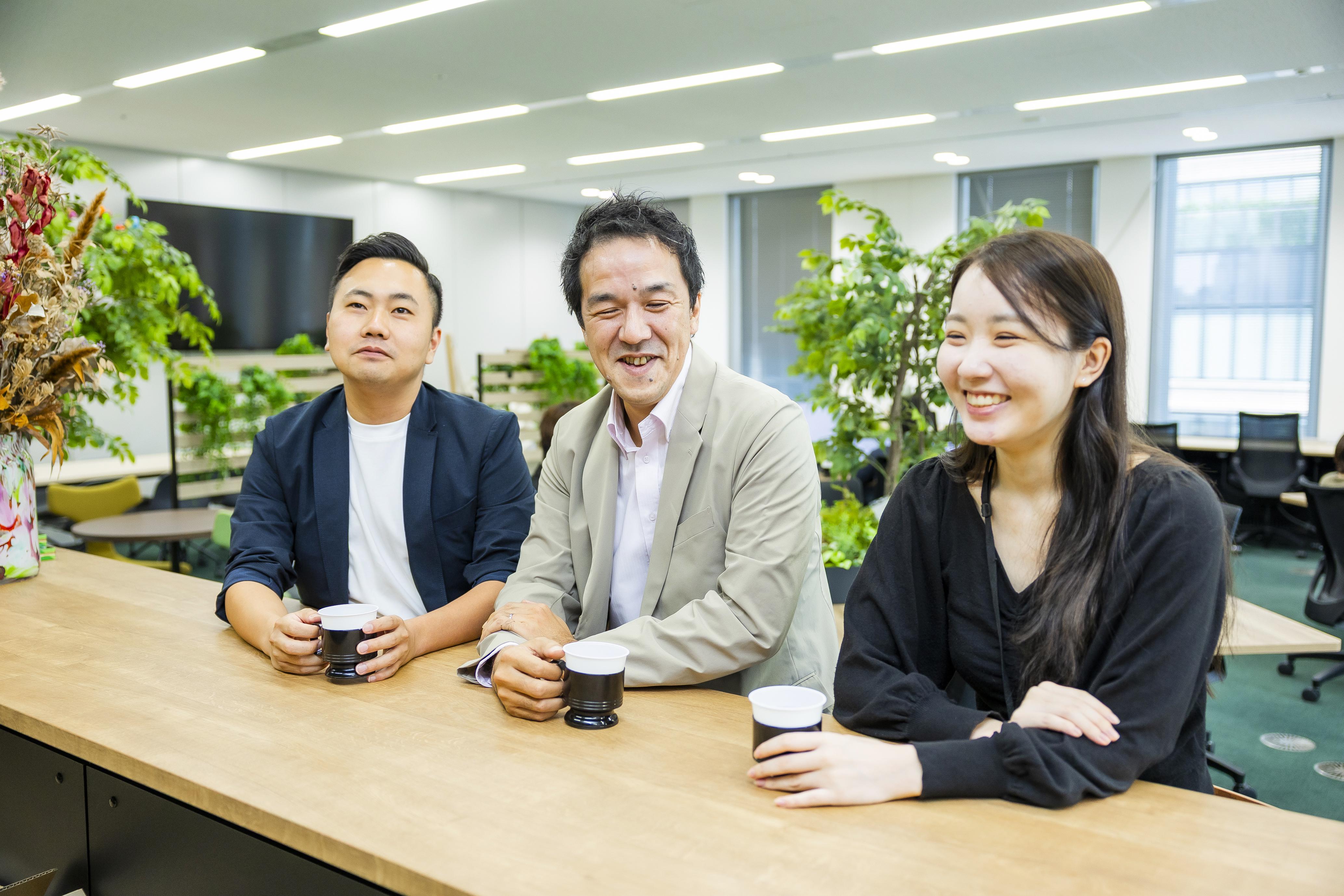 カフェコーナーでメンバーと談笑