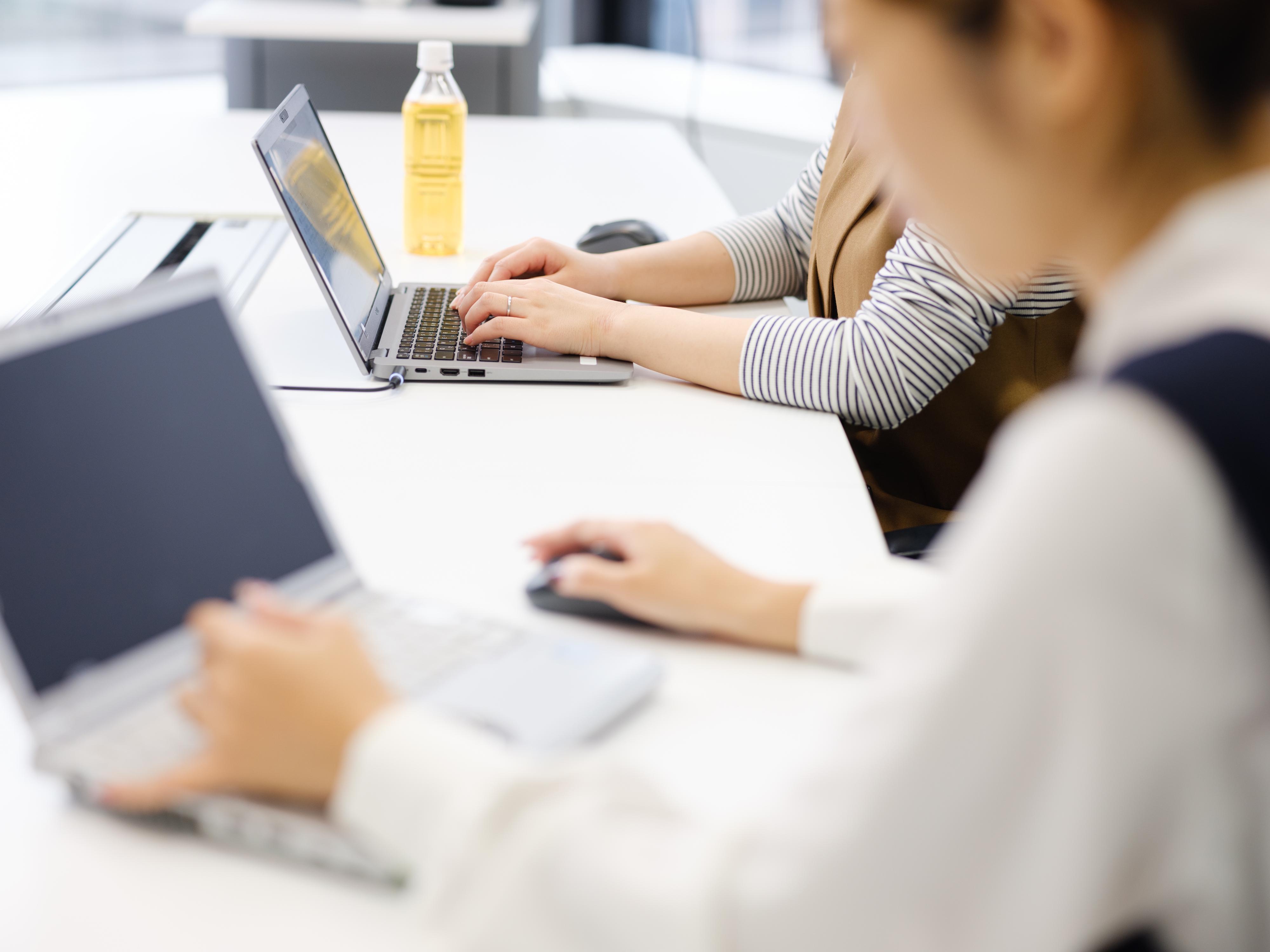 自分で考え仕事を進める、活発な環境です。