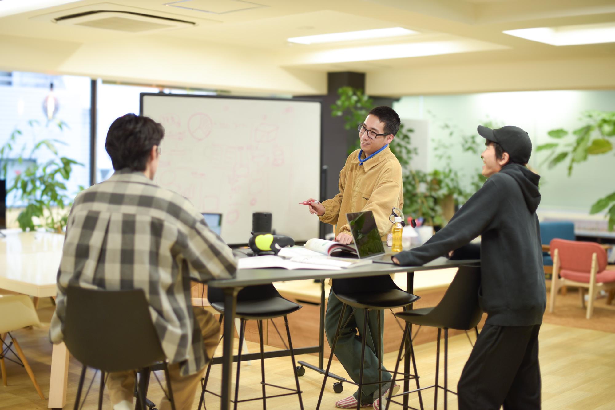 スペースは至るところに。開放的な空間でミーティング可能です。