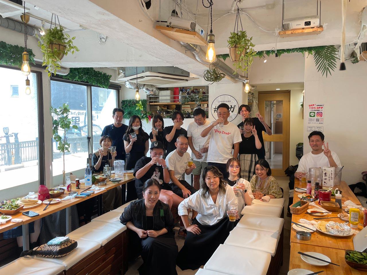 一方、業務調整や休暇取得が柔軟にできる環境があり、前職で残業に悩まされたデザイナーや産休明けのメンバーも活躍中。