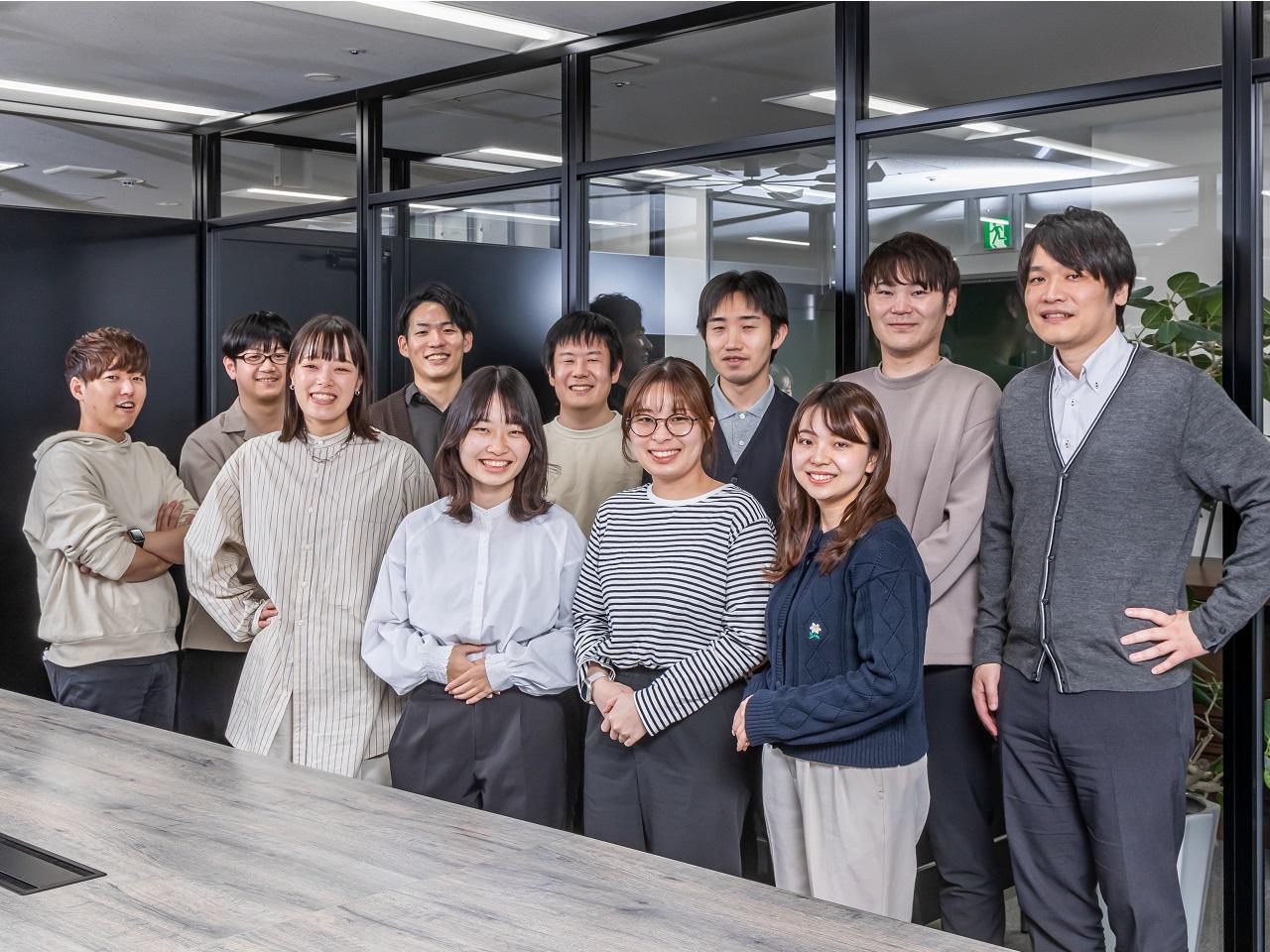 クラックスシステム社は、代表の宮崎氏が29歳の時に前職時代の同僚約10名とともに設立した会社である。
当初は成果主義を採用していたが、設立から5年が経った頃から成果主義をやめ、若い人材を育成しながら着実に成長していく方針へと切り替えた。