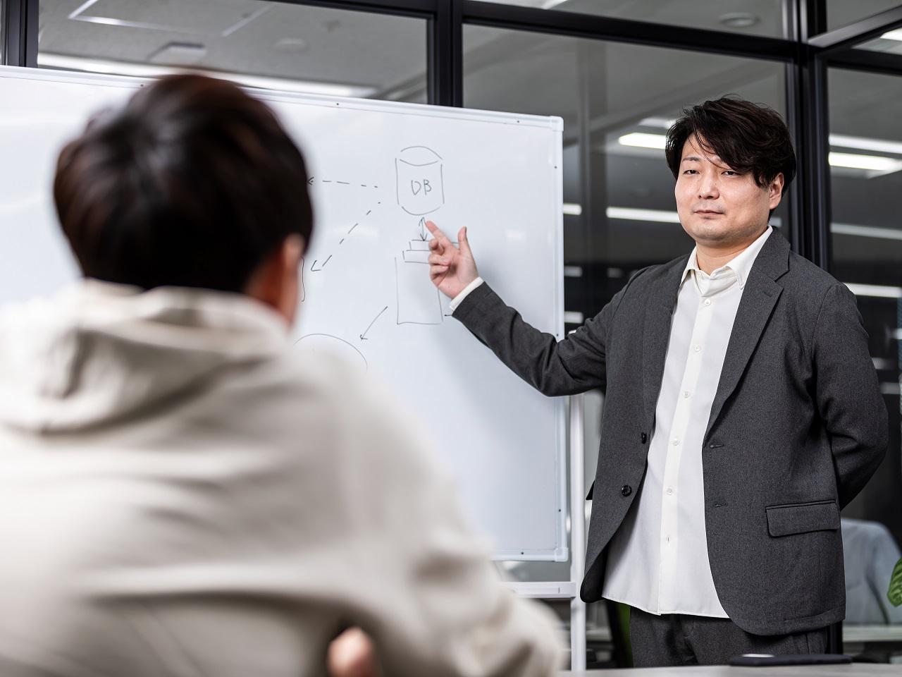 技術教育は人事部が主催する社内勉強会の他、2ヶ月に1回の全社ミーティングの場でも行われる。全社ミーティングは様々な意思決定を行うための場でもあり、委員会の取り組みを発表する場でもあり、社員同士の交流を図る場でもある。大阪と東京にオフィスが分かれる上に、チーム単位で客先に常駐する社員もいるため、全社ミーティングの場で、スキルの共有や意識のすり合わせを行っているのである。