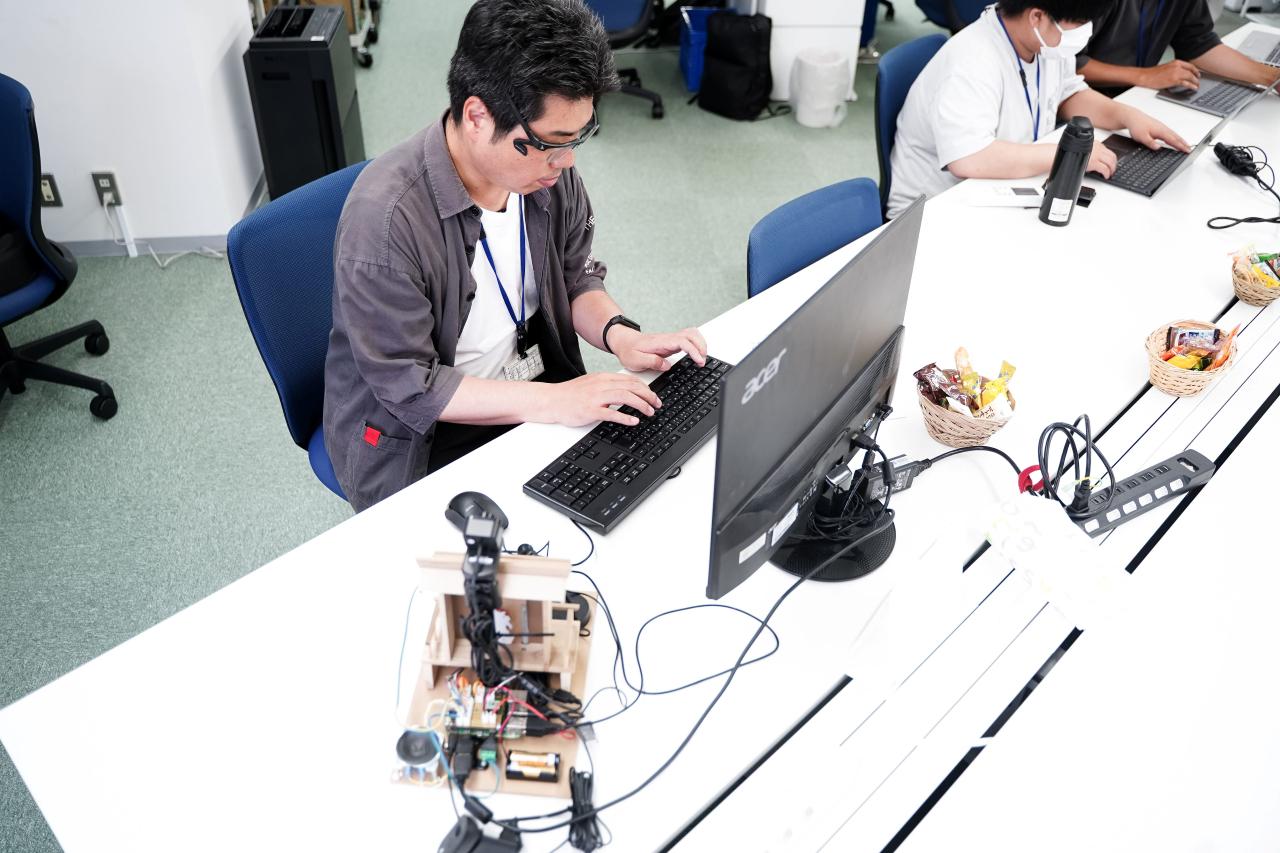 同社が評価される点は、ハードウェアと連携するアプリや、IoTのPoCとしてRaspberry PiやESP32を利用した試作器の制作を含めた研究開発における、回路設計、通信プロトコル設計、アプリケーション作成等の幅広い開発実績だ。