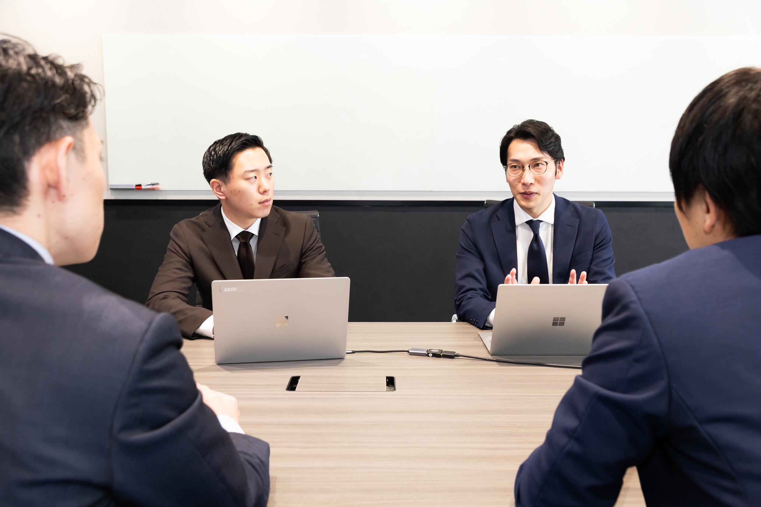 ①「フリーランスのコンサルタント」と「コンサルティングを求める企業」をマッチングするプラットフォーム『ProConnect』事業。業界最低水準のマージン率（8%～）で、専門性の高いハイクラスコンサルタントの登録者（7,000名以上）がジョインしており、顧客のDXや成長戦略の策定・実行の高度化等を支援している。