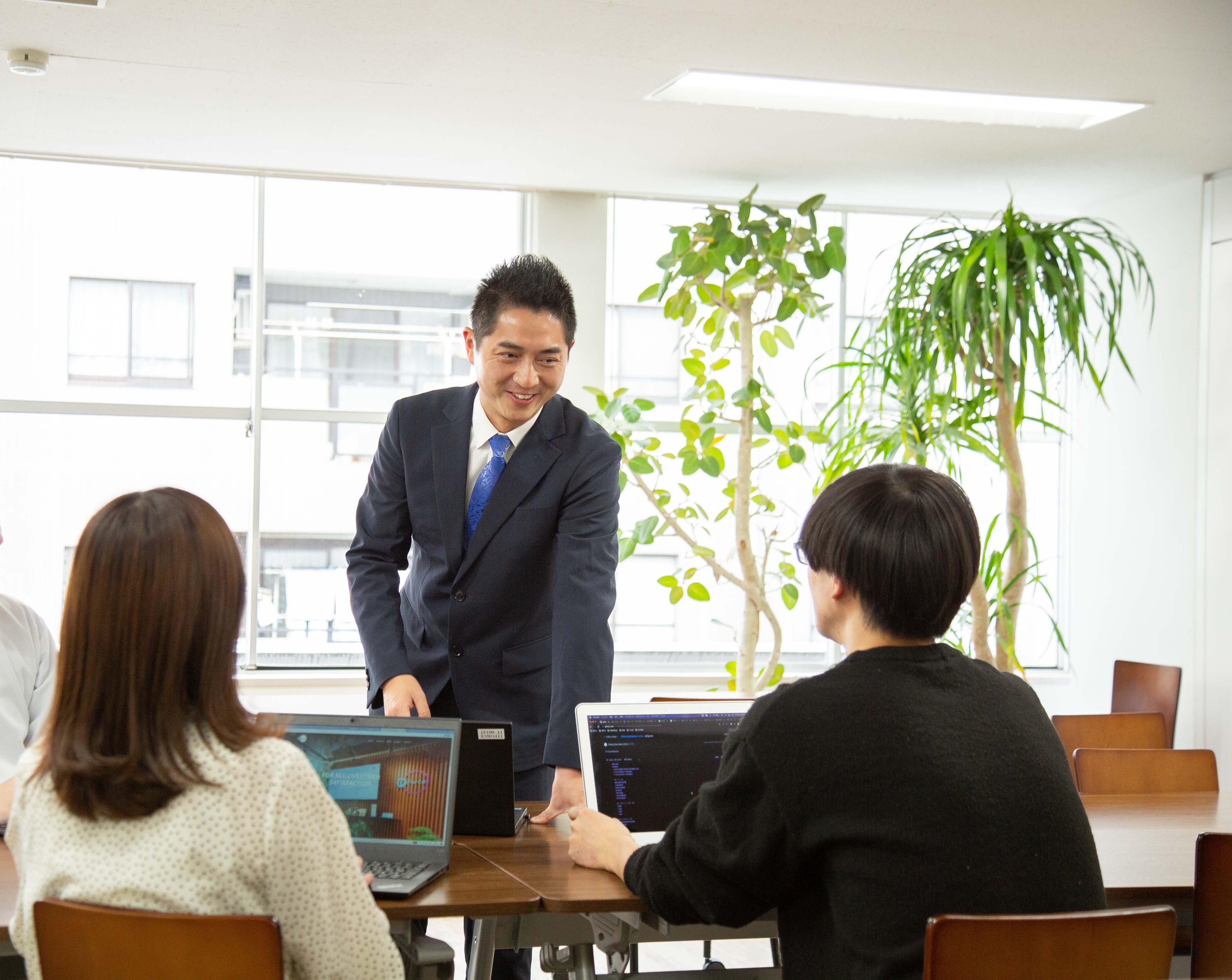 社内でシステムを作り上げるため、チームで褒めあう文化があります！
現在リモート×出社のハイブリッドスタイルですが、社員の希望を反映し希望者に社内研修やリモート飲み会を会社が運営しコミュニケーション向上を図っています。れています。
また、グローバルな環境ですが、社内公用語は日本語です。日本語が堪能な中国人も多く、中国大連の子会社とも交流があります。