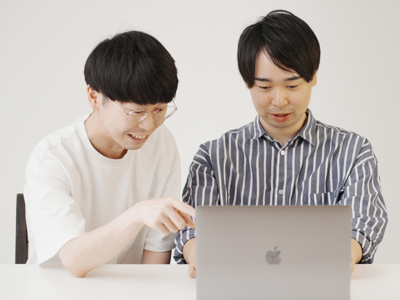 私たちが大切にしているのは、ずばり「人」と「つながり」です！

これからの時代に欠かせないAIスキルは、業務時間内にみんなで楽しくレベルアップ！エンジニアも、そうでないメンバーも一緒にITを学ぶことで、互いの仕事への理解が深まり、スムーズな連携が生まれています。SESという働き方でも、一人で悩ませないのが私たちのスタイル。月1回の1on1などを通じてチーム全体で支え合う、いつでも安心して働ける環境です！