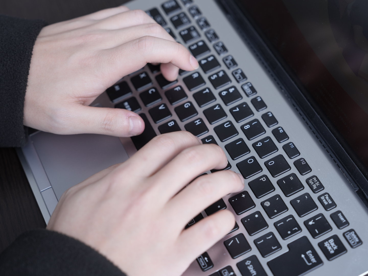 エンジニアの生産性向上とスキルアップを応援するため「開発環境アップグレード制度」を導入しています。

この制度では、高性能な周辺機器の購入はもちろん、話題のAI関連サービスの利用費用も会社が補助しています。エンジニアが最先端のAI技術に触れる機会を積極的に提供しています。気になるAIを利用して、使い心地や特徴をぜひ社内で共有してください。あなたが社内でアウトプットしてくれることで、他のメンバーの糧にもなっていくんです。