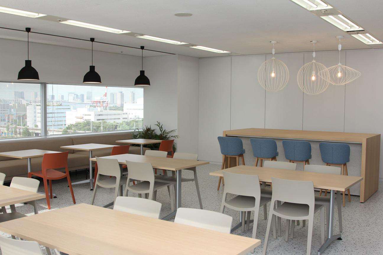 2025年9月に事務所が移転してより一層綺麗なオフィスになりました！リフレッシュコーナーで、休憩もできます。