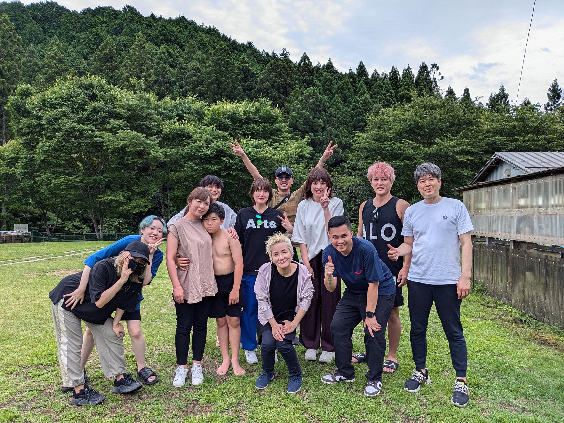 フィリピンのグループ会社から出張中の現地マネージャーを囲んで、社員のご家族も一緒にアクティビティ。