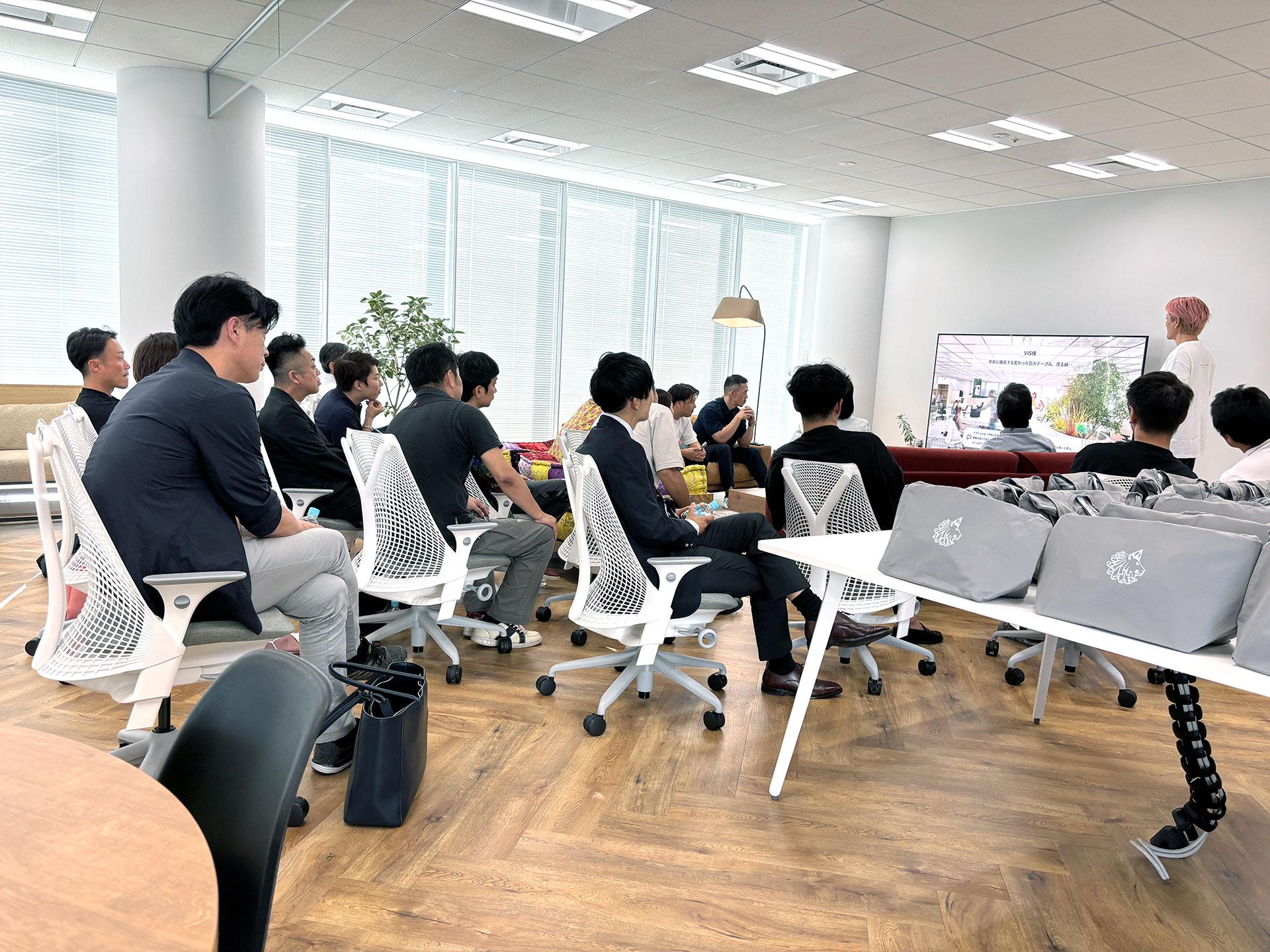 ビジョン達成のための一手として実施したオフィス移転。目的設定から場所選び、デザインに至るまでの体験を交えて、お客様企業にお披露目を兼ねたシェア。