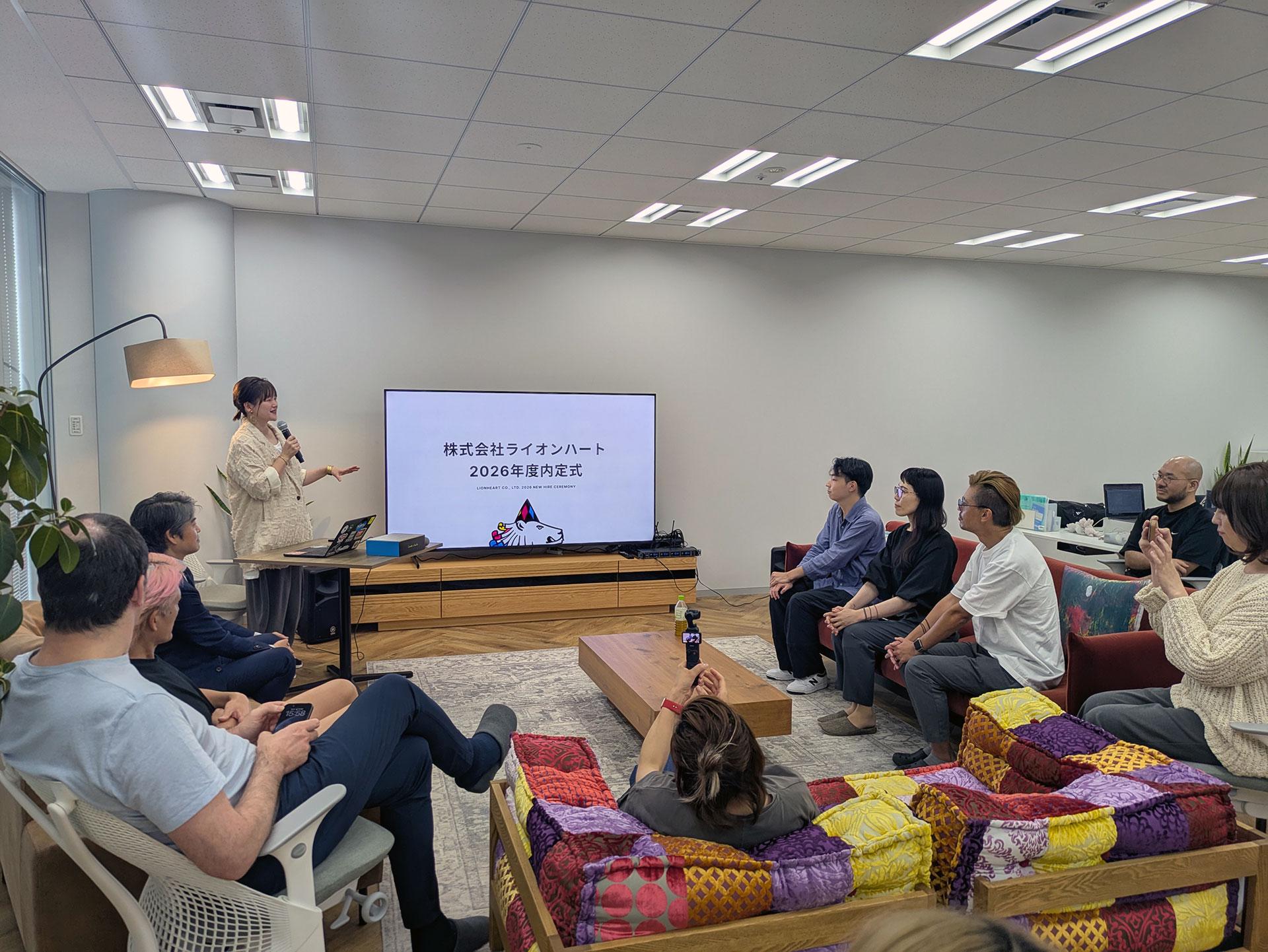 2026年卒業の新卒学生さんの内定式。小規模な会社かつ「オフィスっぽくないオフィス」を設計した私たちならではのアットホームなセレモニー。