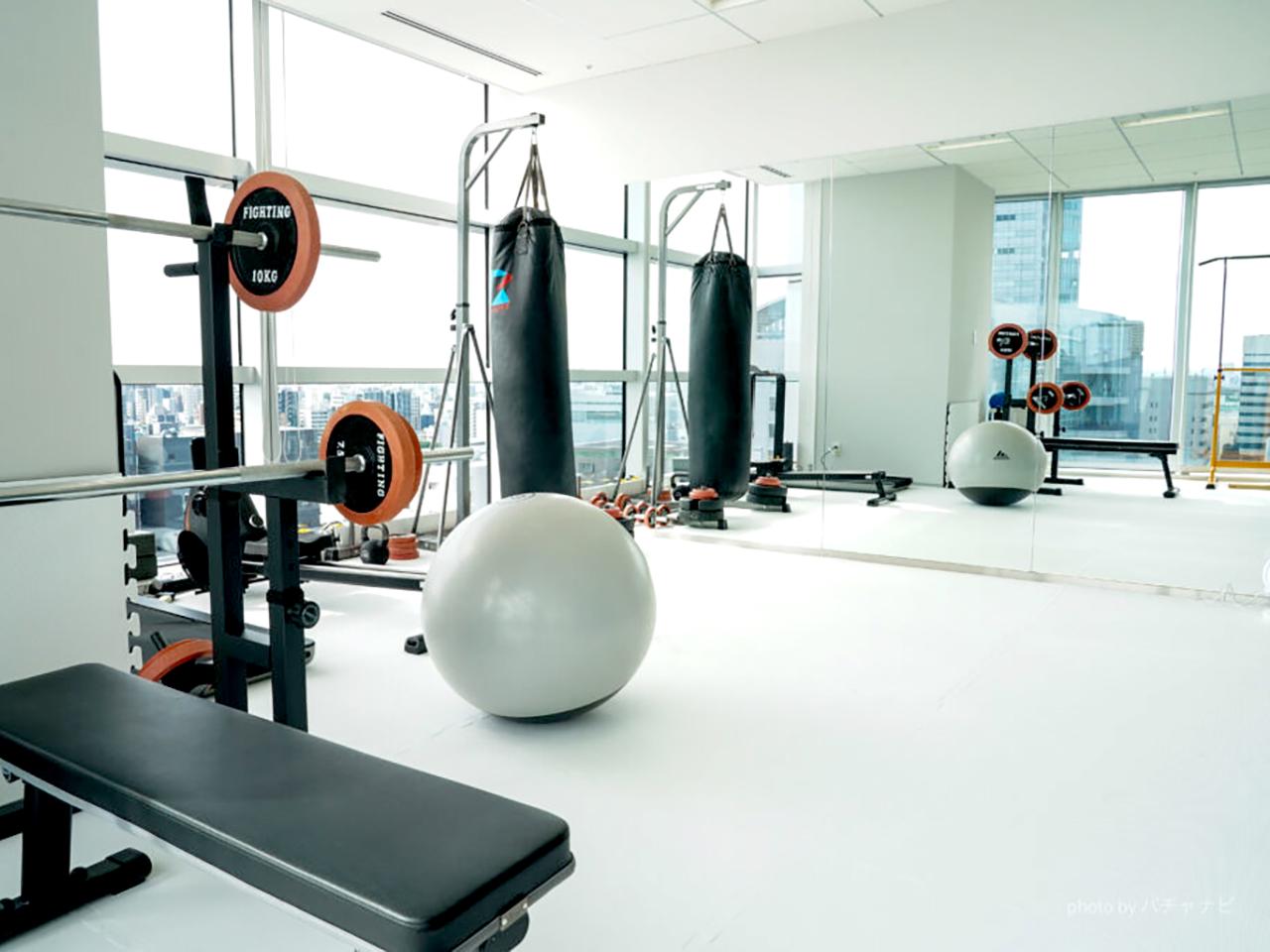 見晴らしのいいジムスペース。デスクワークで座り仕事が長いからこそリフレッシュが必要。頭をやわらかく、ここでミーティングするチームもちらほら。