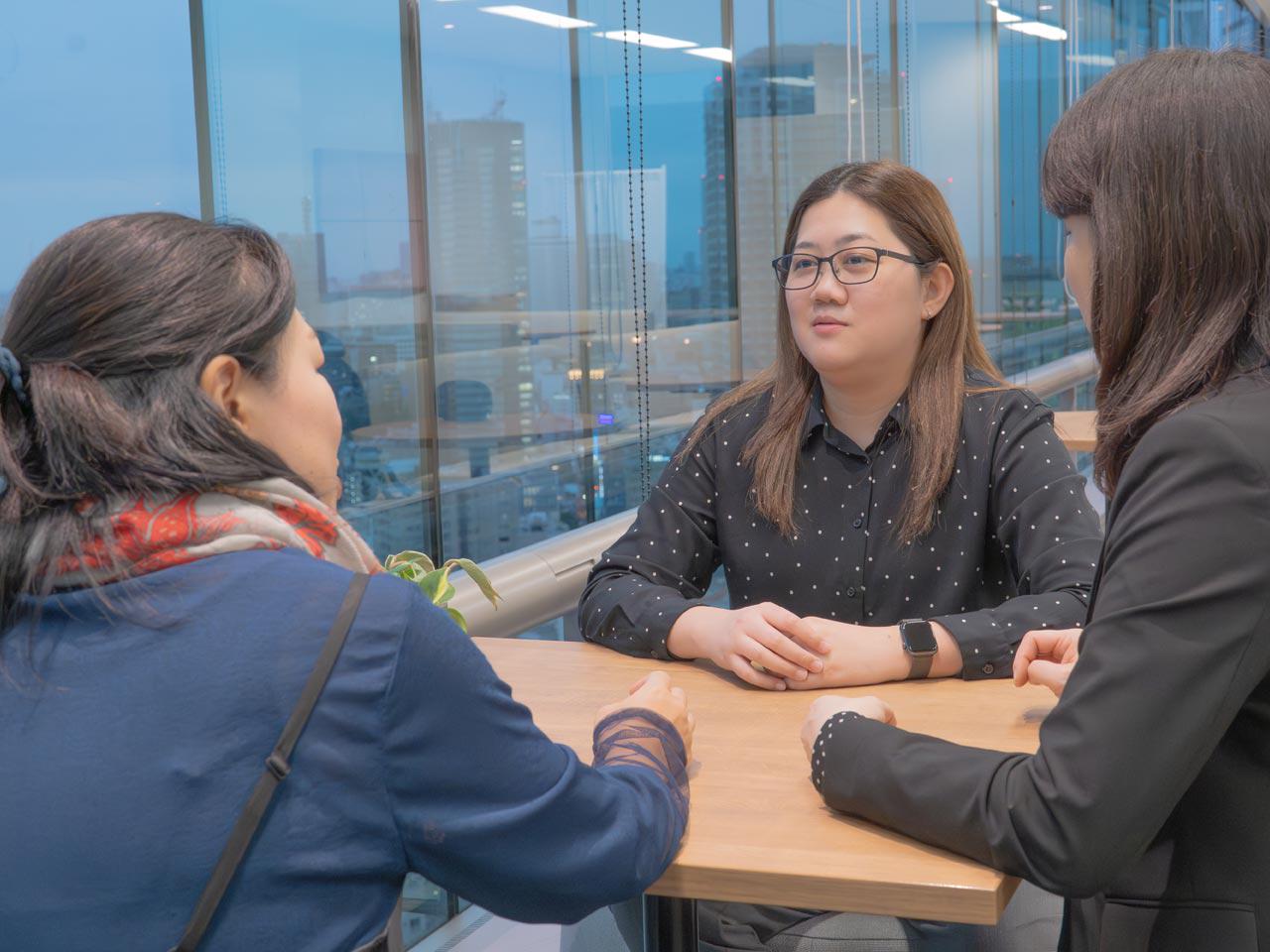 多国籍の従業員とグローバルに仕事ができる環境は特徴的である。