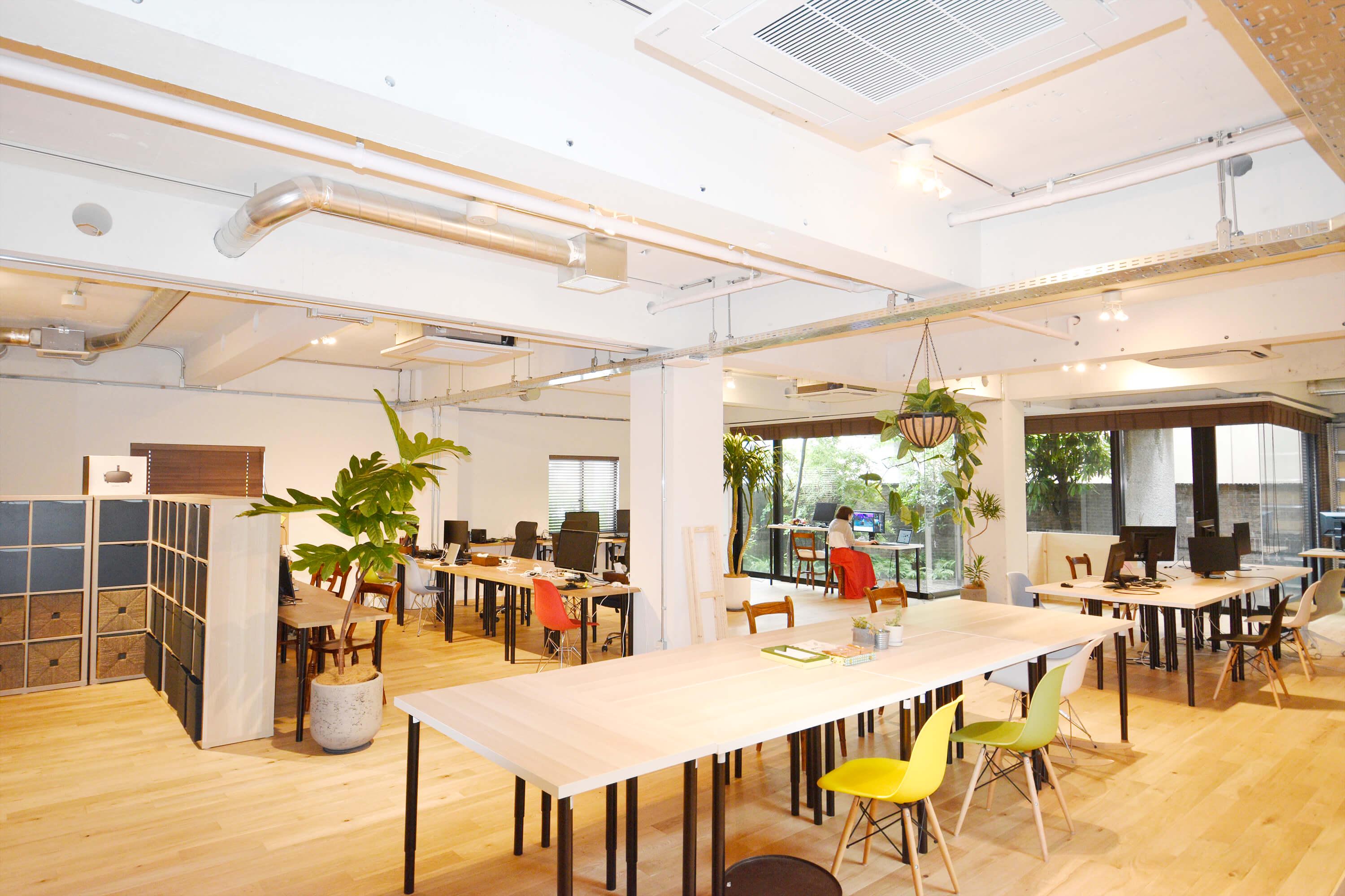 ソファやデスクなど好きなスタイルで仕事ができる環境