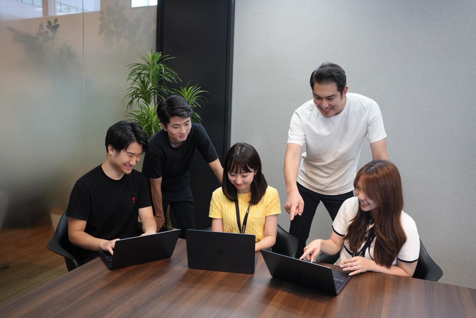 ビジネス職はインセンティブ制度が充実しており、入社半年で月給40万円ラインも可能です。開発職は徹底したタスク管理制度と評価制度により、実力を明瞭に評価します。