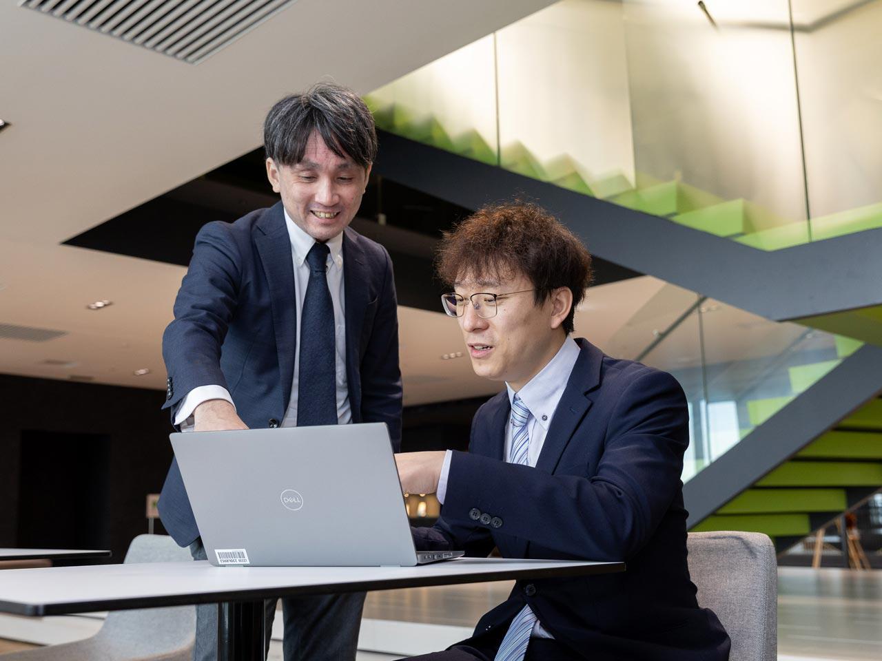 世界規模でのグローバル連携や、AI等の先端技術を活用したサービス強化も視野に入れている。