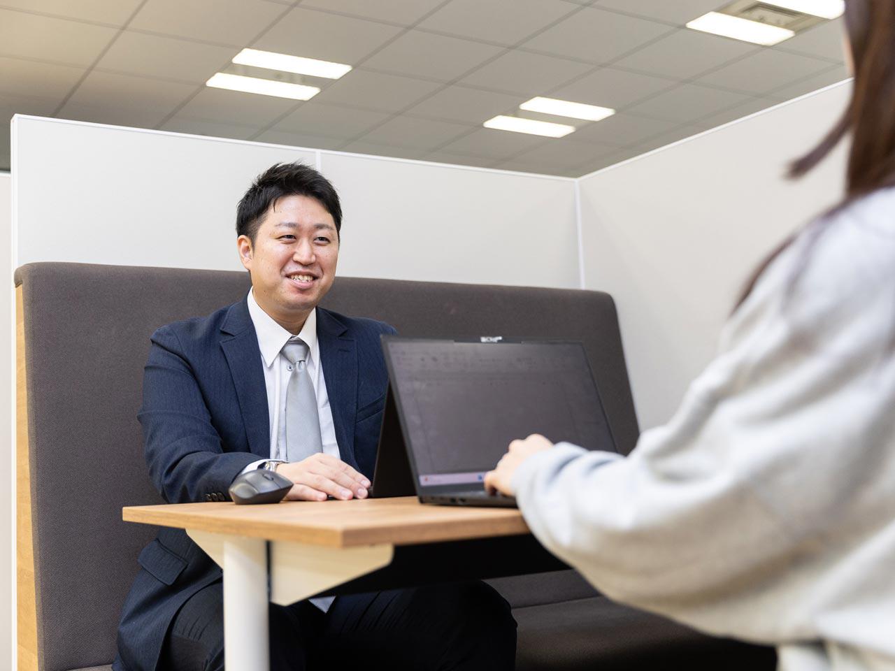 上場企業でありながら、経営陣と社員との距離が近い「横」に広がる組織づくりで社員のチャレンジを後押している点が魅力。