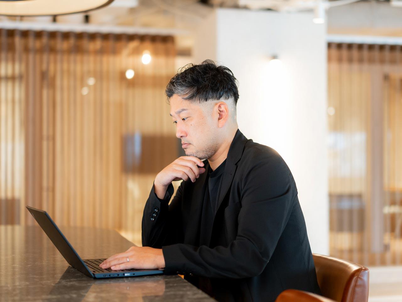 自由でユニークなカルチャーを掲げ、「推し活休暇」や社内ラジオ等、独自の仕組みを通じて一体感を育み、社員の挑戦を後押し。