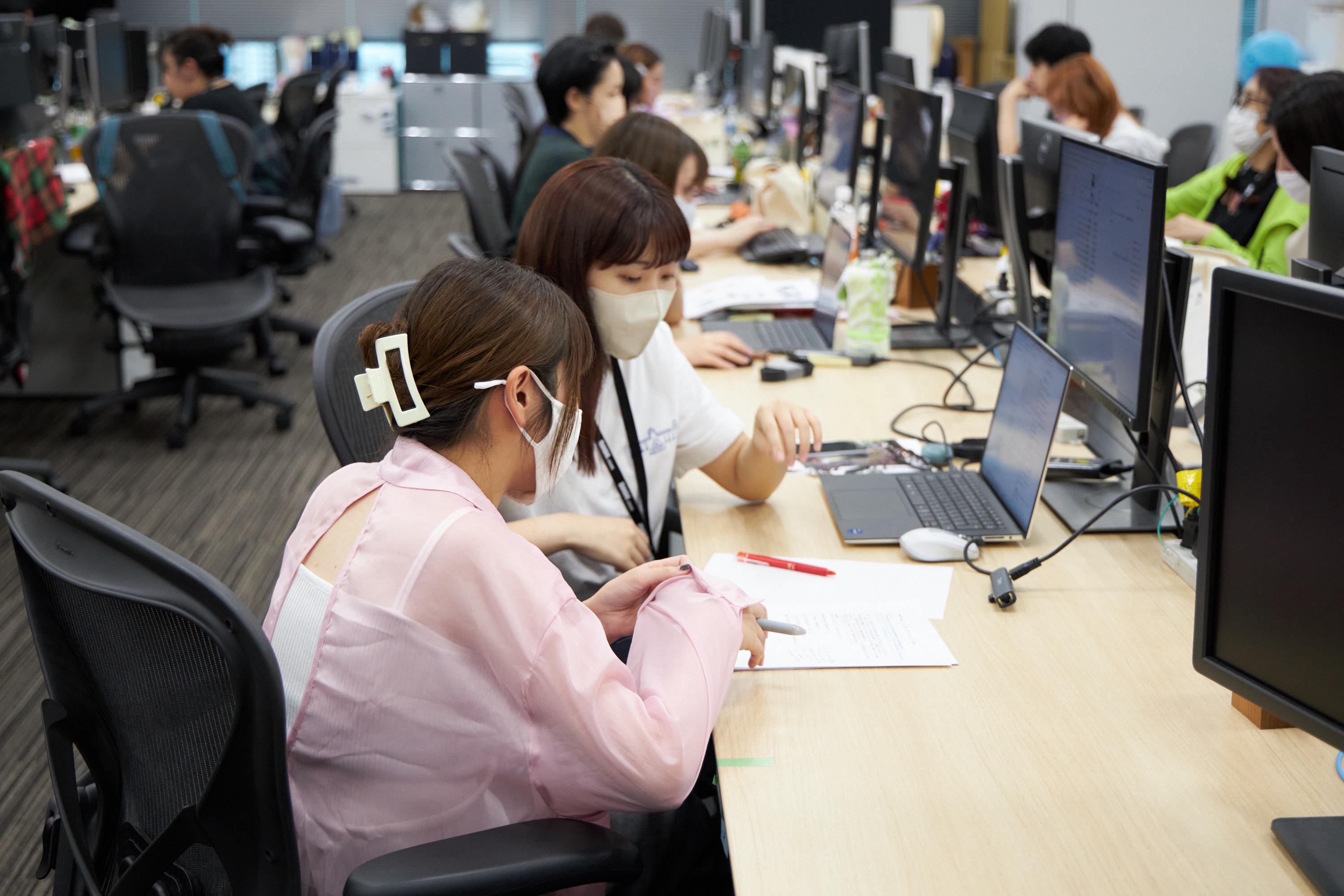 女性も多く風通しの良い職場環境を提供します。勤務先はDMM本社と同じく、六本木一丁目駅直結のビルで通勤も便利です。