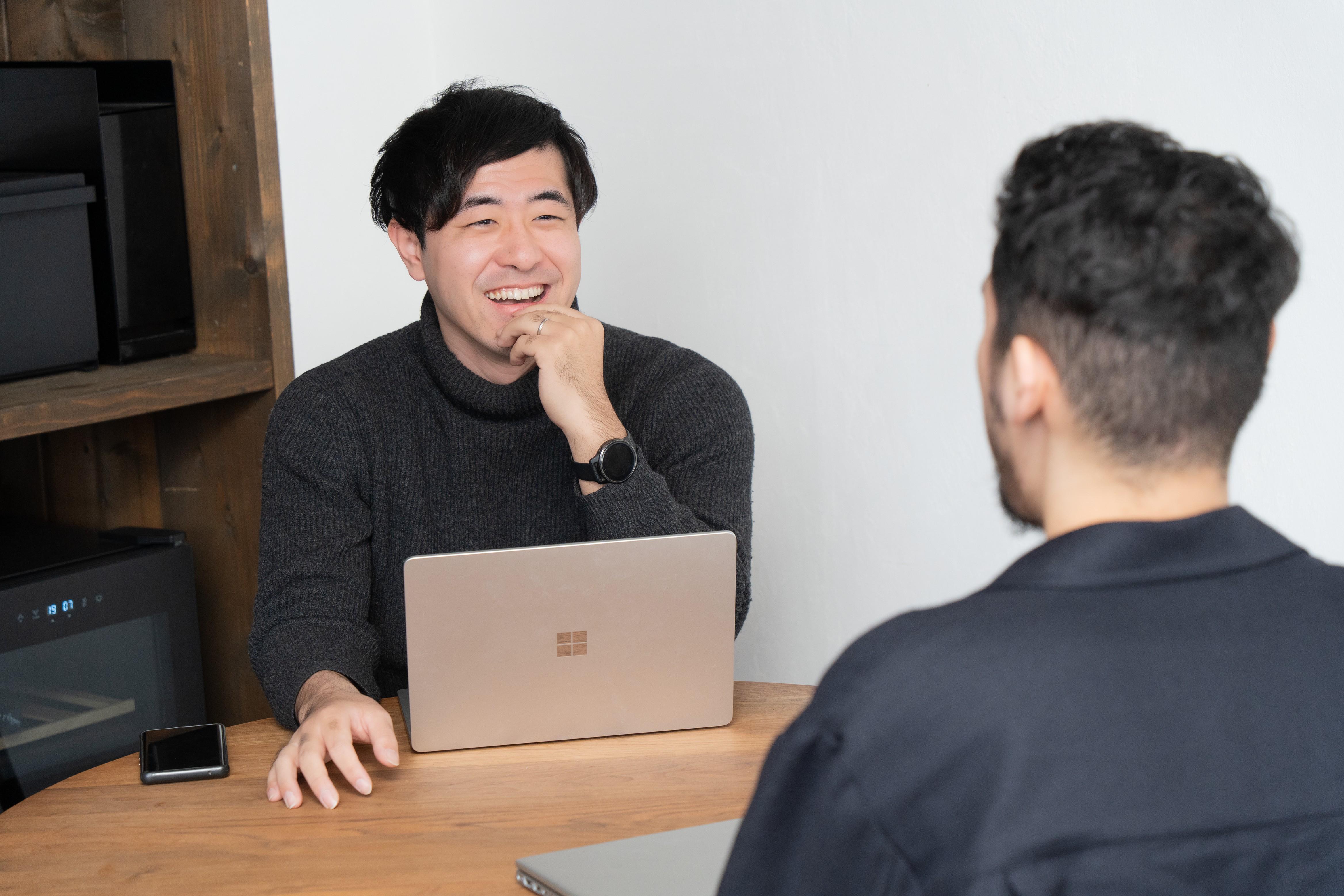 セールス・マネージャー　高橋 幹佳氏（右）異業界から集結し、上下問わずフラットな文化。