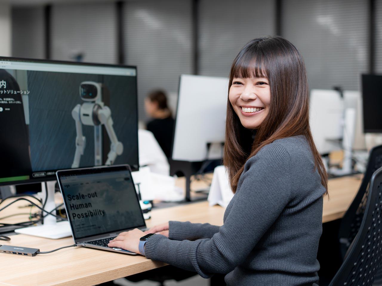 フルスペックモデルの『ugo Pro』等のロボットと、クラウド上で複数台のロボットを一元管理する『ugo Platform』を活用し、点検や警備、案内、防犯等を完全自動化するソリューションを提供。