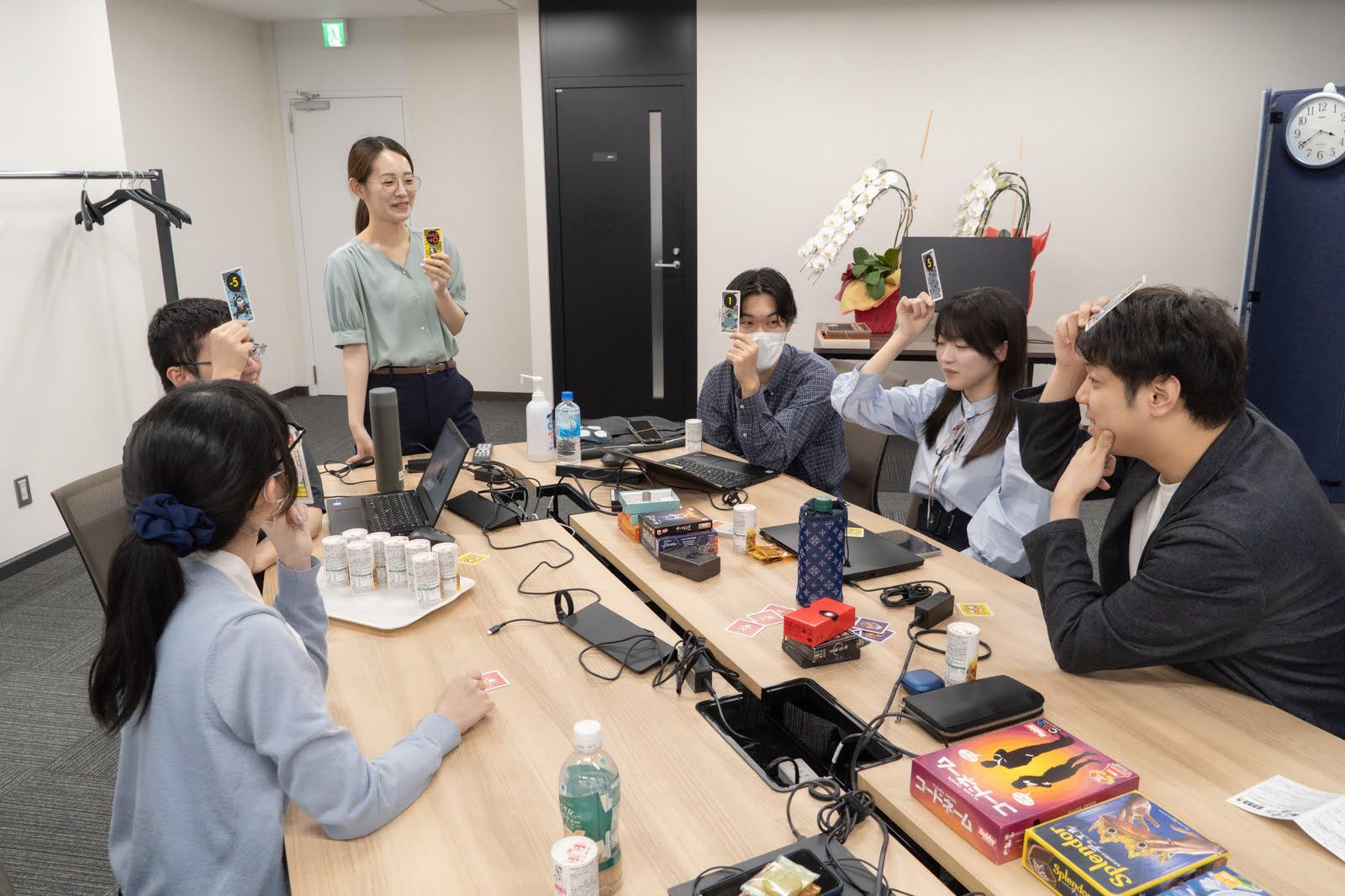 若手社員だけで集まり、会社への提言の検討や交流を深める「新卒会」を実施しています。