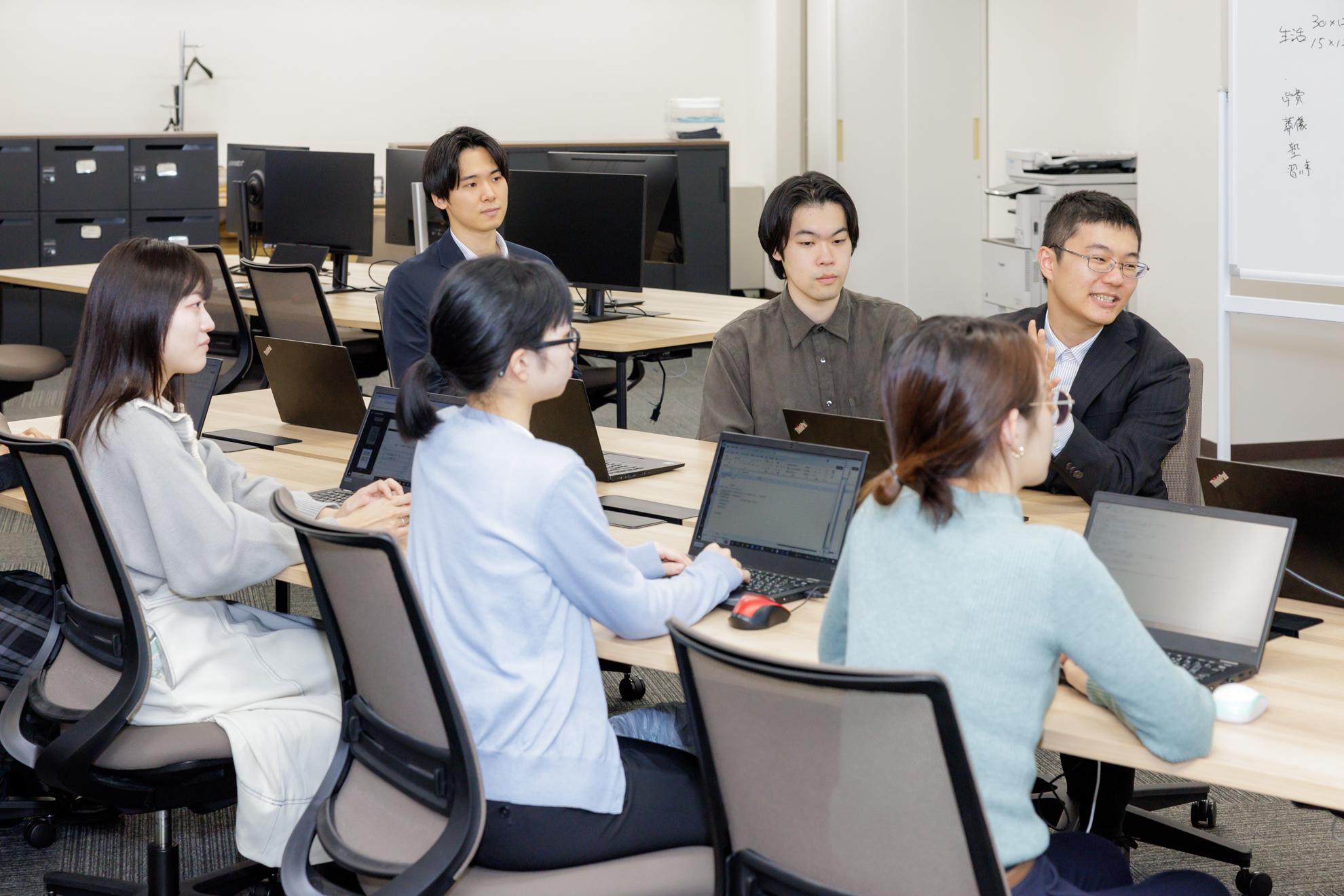 月に一度生命保険等の勉強会を実施しています。（任意参加）