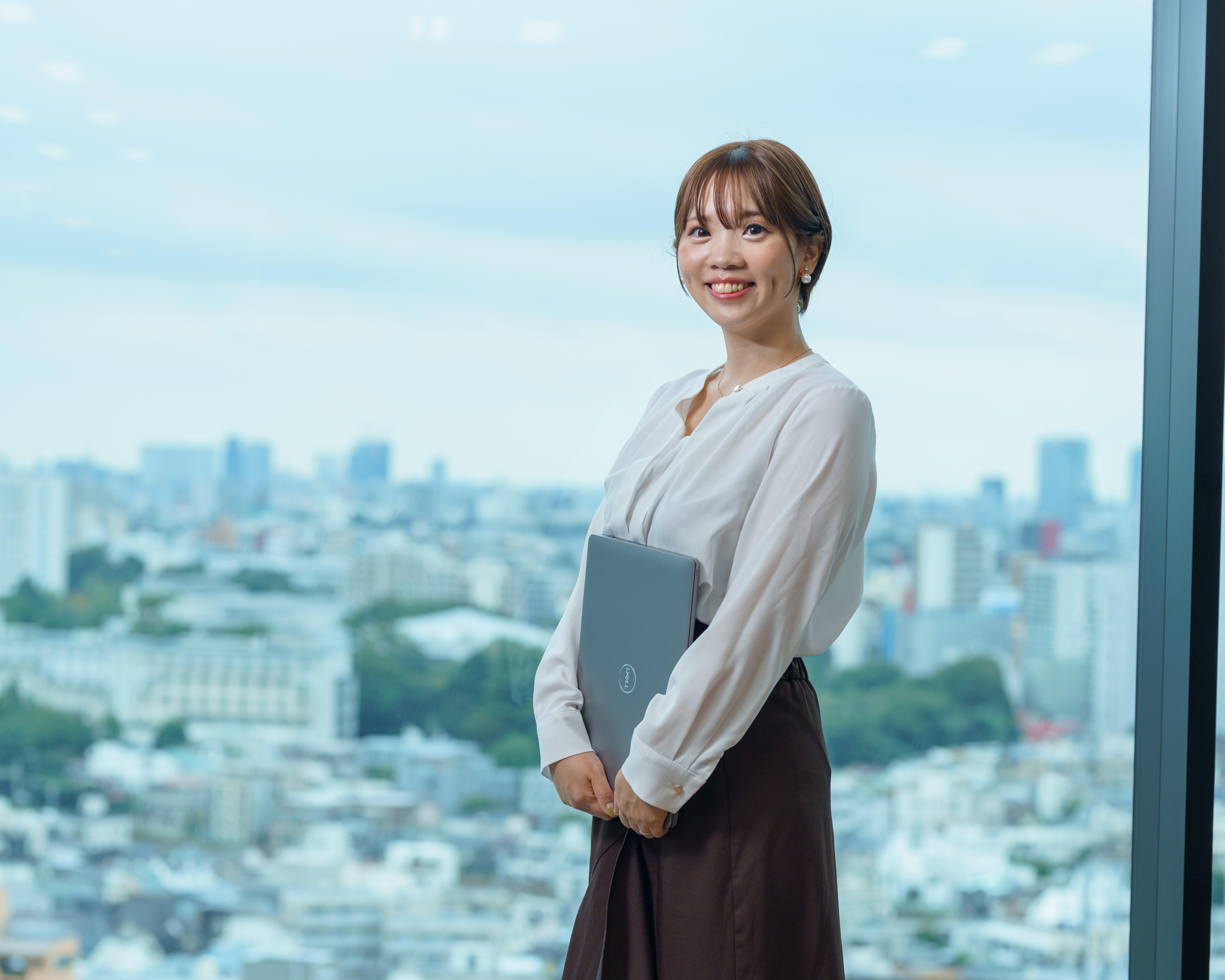 男女比は7:3と男性社員が多いものの、女性社員も活躍の機会が豊富で、リーダーや管理職として着実にキャリアを築く社員も多数在籍しています。性別に関わらず意欲や能力に応じた役割が与えられる環境で、多様なバックグラウンドを持つ社員がそれぞれの強みを発揮しています。また、同社は女性活躍推進の「えるぼし」認定や、子育て支援に関する「くるみん」認定も取得しており、社員が安心して長く働ける制度・環境が整っています。