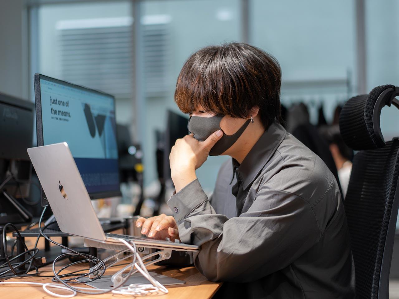 クライアントは各業界の大手企業で、100％リファラル。信頼関係を築くことに注力し、コンサルタントが一連の業務を担い伴走しながらPDCAを回す。