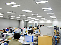 オフィスは東京ドームの並び、駅から徒歩5分。