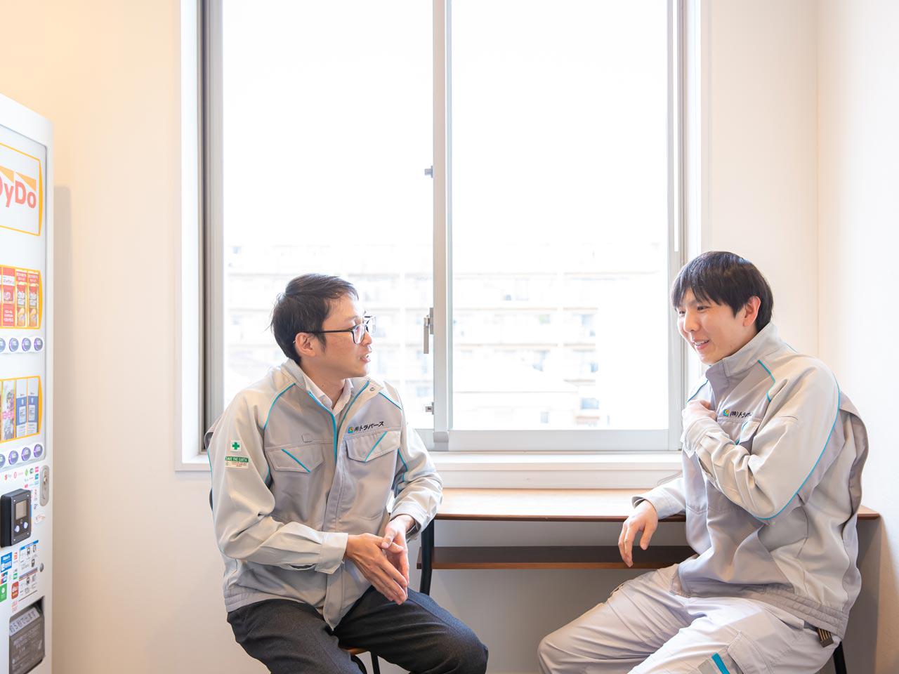 社内のキッチン付き会議室で頻繁に懇親会を開くなど、家族的な社風が特徴的。