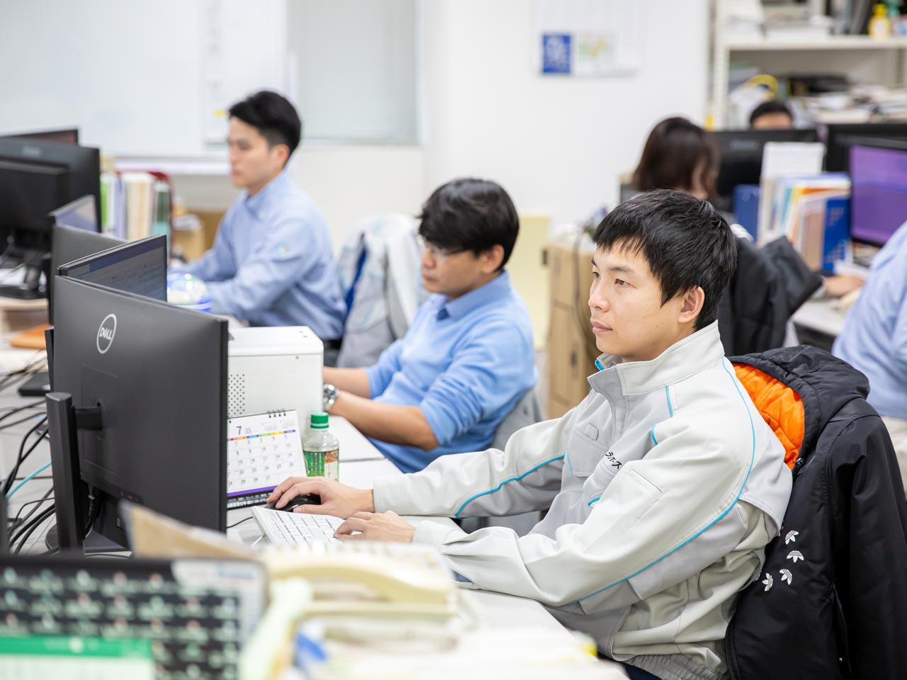 地盤調査から地盤改良工事までをワンストップで手掛ける利便性と、調査や工事に必要な機材を業界に先駆けて自社開発してきた。