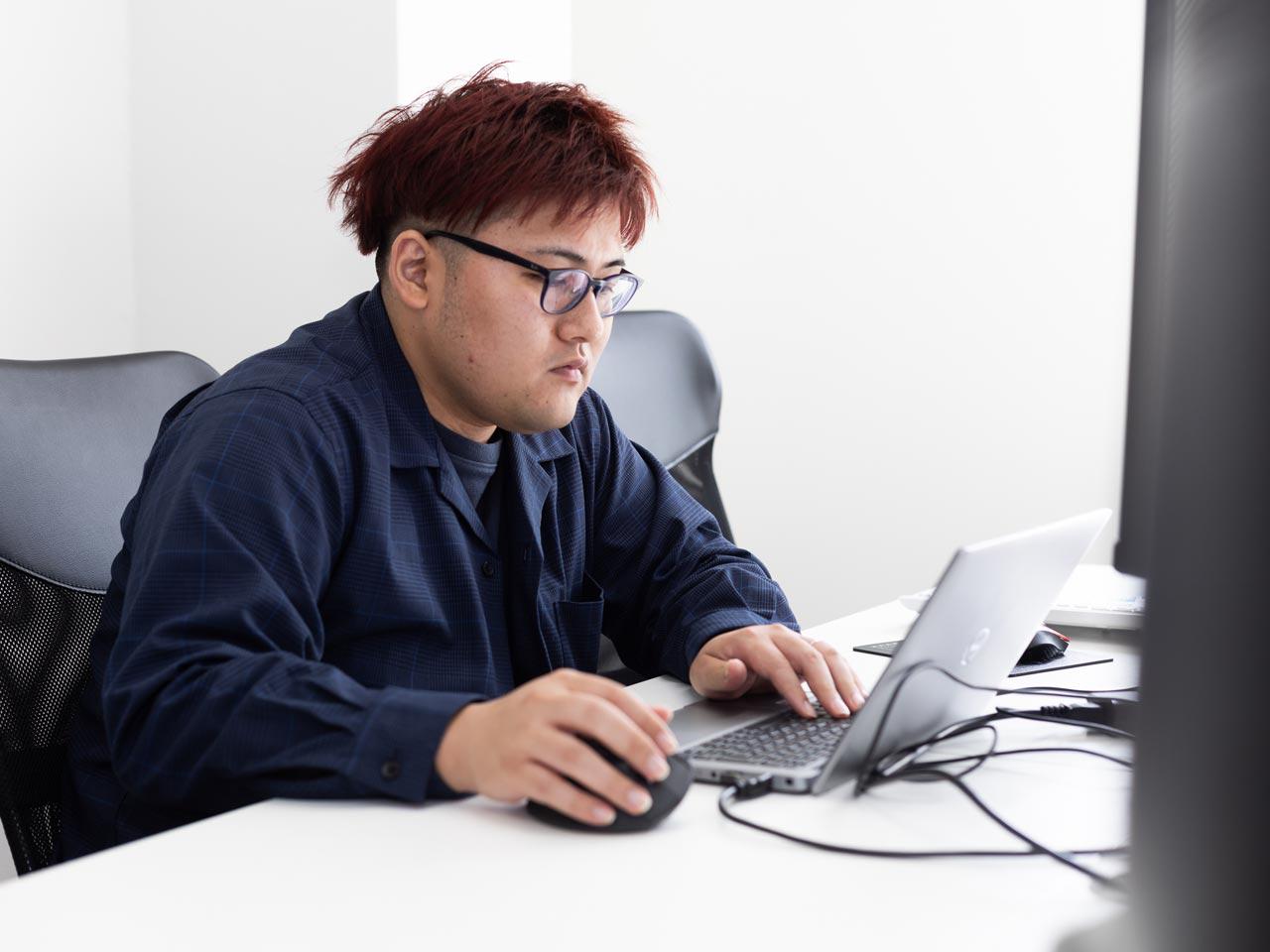 約9割がフルリモート勤務で、代表へ直接相談できる距離感や営業による定期フォローが心理的安全性を支えている。