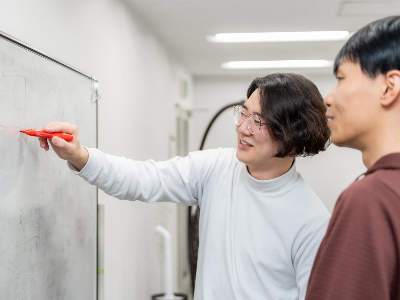 充実した社内勉強会は特徴的である。業務に関係していなくても、最新技術等の情報や身に付けた技術等について、ライトニングトーク（LT）方式でシェアし合う。