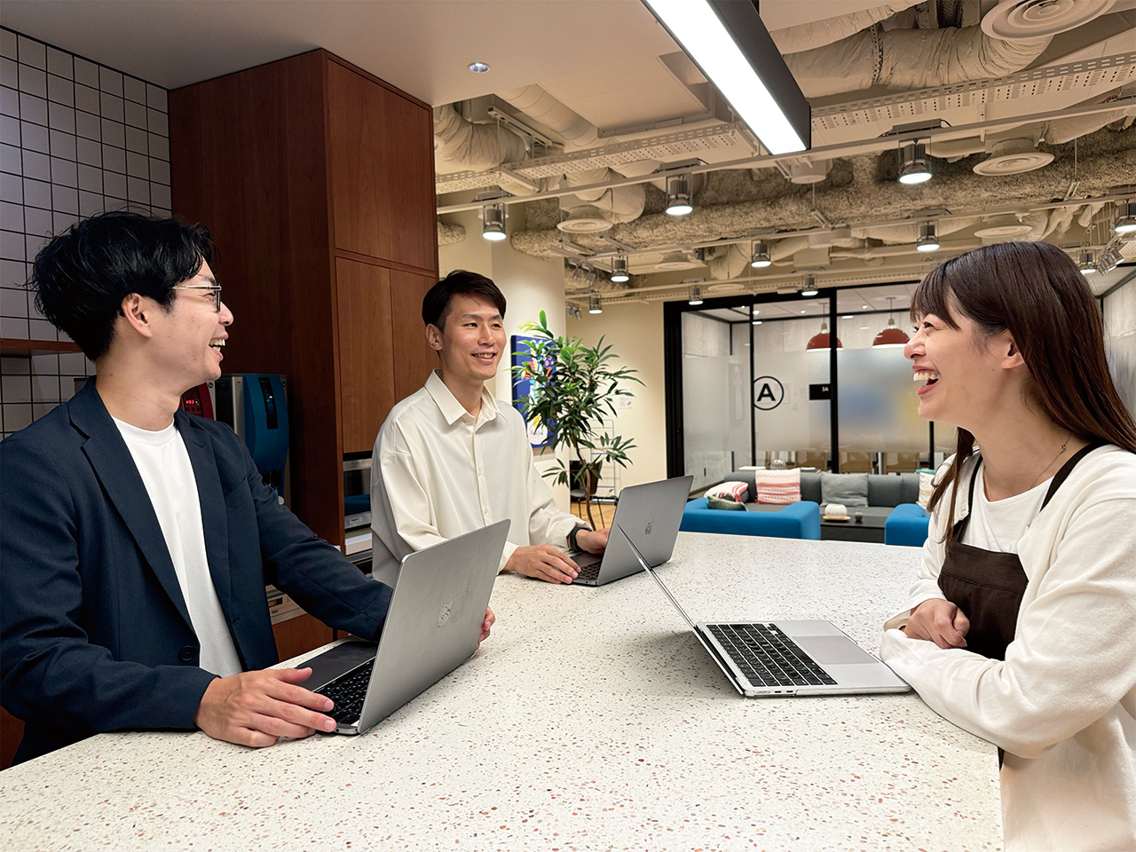 役割を超えて、全員が企画段階から主体的に関わり、顧客のために良い解決策を考えています。