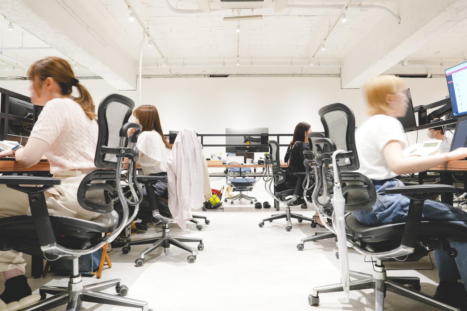 明るく開放的なオープンオフィス空間。社員が集中し業務に取り組む職場環境。