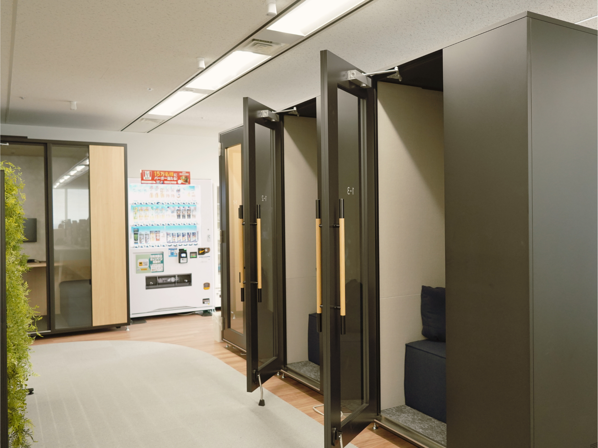 事業拡大に伴い、オフィスを移転しました。新オフィスでは、社員一人ひとりがその日の業務内容や気分に合わせて働く場所を選べる「フリーアドレス制」を導入しています。 チームでのコミュニケーションが弾むオープンスペースに加え、Web会議や集中作業に最適な「個別ワークスペース」も完備。 「皆でアイデアを出し合う時間」も「1人で深く思考する時間」も大切にできるよう、働く環境への配慮を徹底しています。