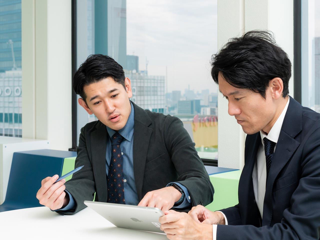 プロダクトは、現場が使っている紙の帳票を画像形式等で登録するだけで、自動的に電子帳票化するAI電子帳票『ミライのゲンバ帳票』と、読み取ったデータを分析、改善点を抽出する製造AIエージェント『ゲンバのテダスケ』の2大機能に分かれる。