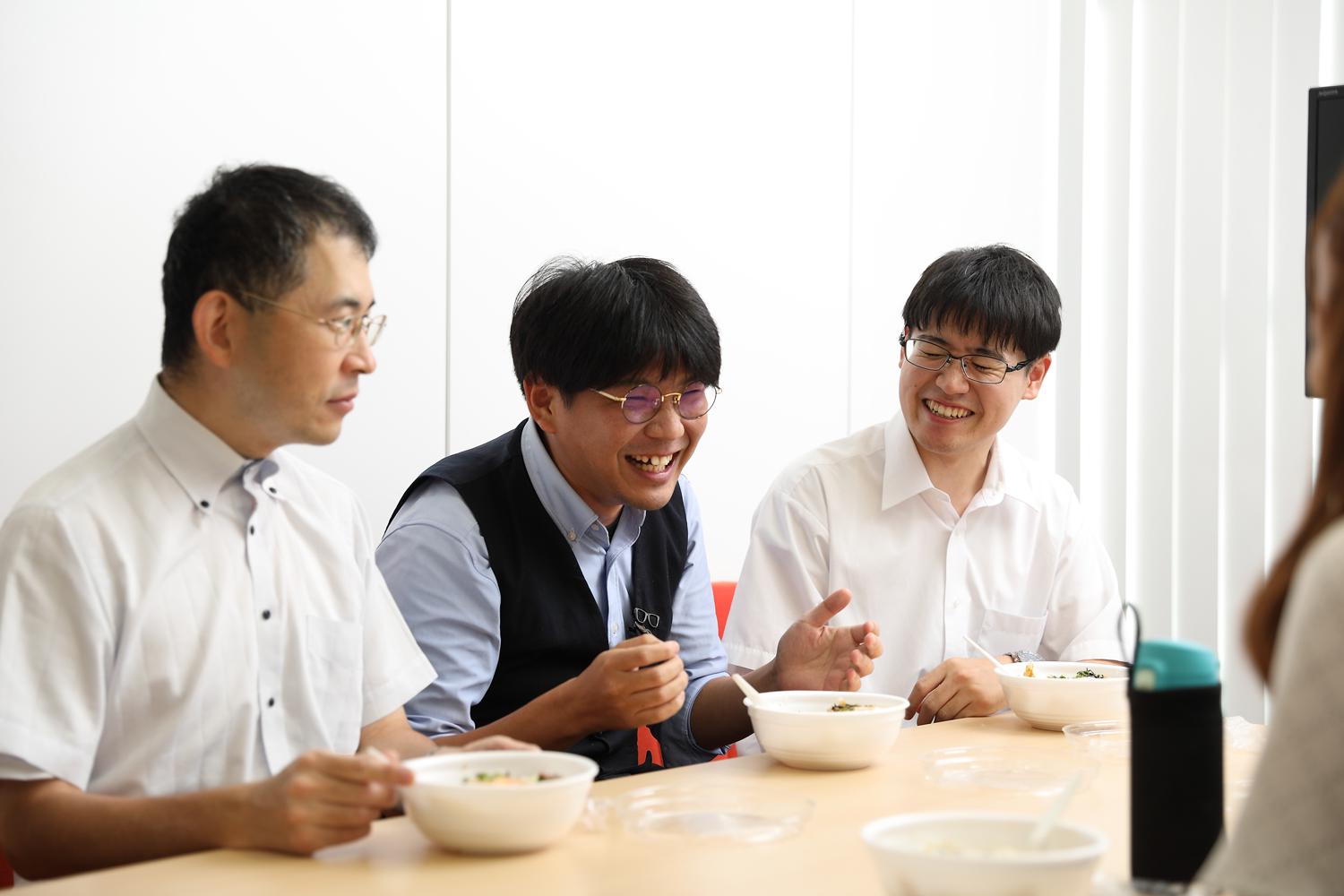 安定した経営基盤の下で仲間と協力し合いながら、お客様の近くで着実に成長したいと考える人材を求めている。