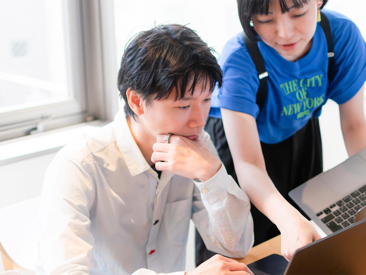 サービスづくりでは、目的や価値を整理した「体験設計書」を基盤に、少人数で価値の核心を素早く確かめながら育てていく。