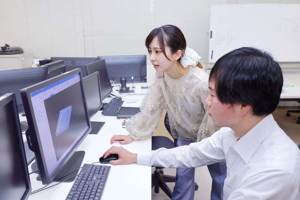 業界の垣根を越えたモノづくりが進展している中、一人のエンジニアが様々な領域の案件に関わり、複合的な能力を習得することを奨励している同社。