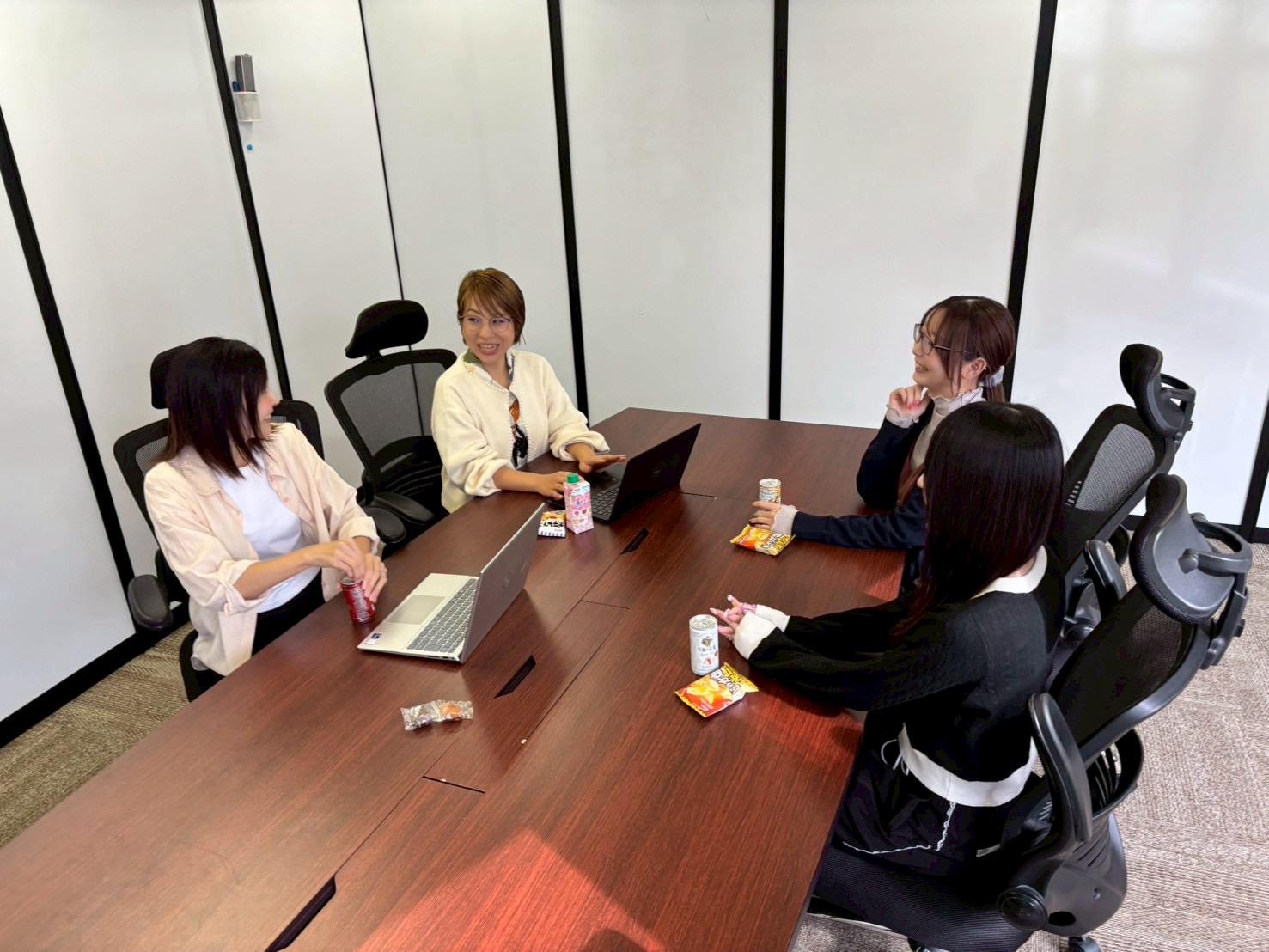 中途入社100％、平均年齢は34.6歳です。部署間の垣根なく、頻繁にコミュニケーションを取っています。