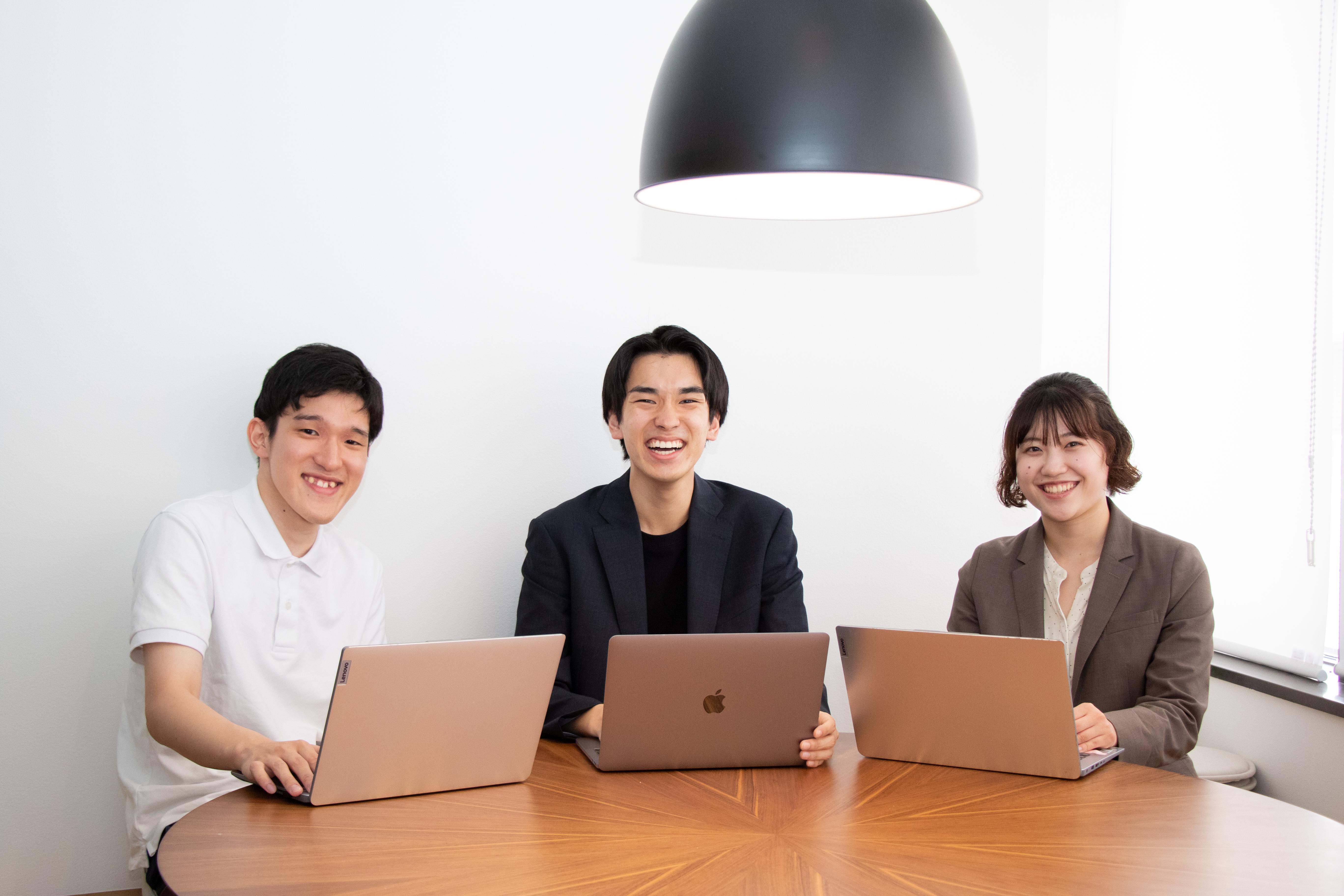 「わっはっは」という笑い声が会議室から聞こえてきます。（しょっちゅう）